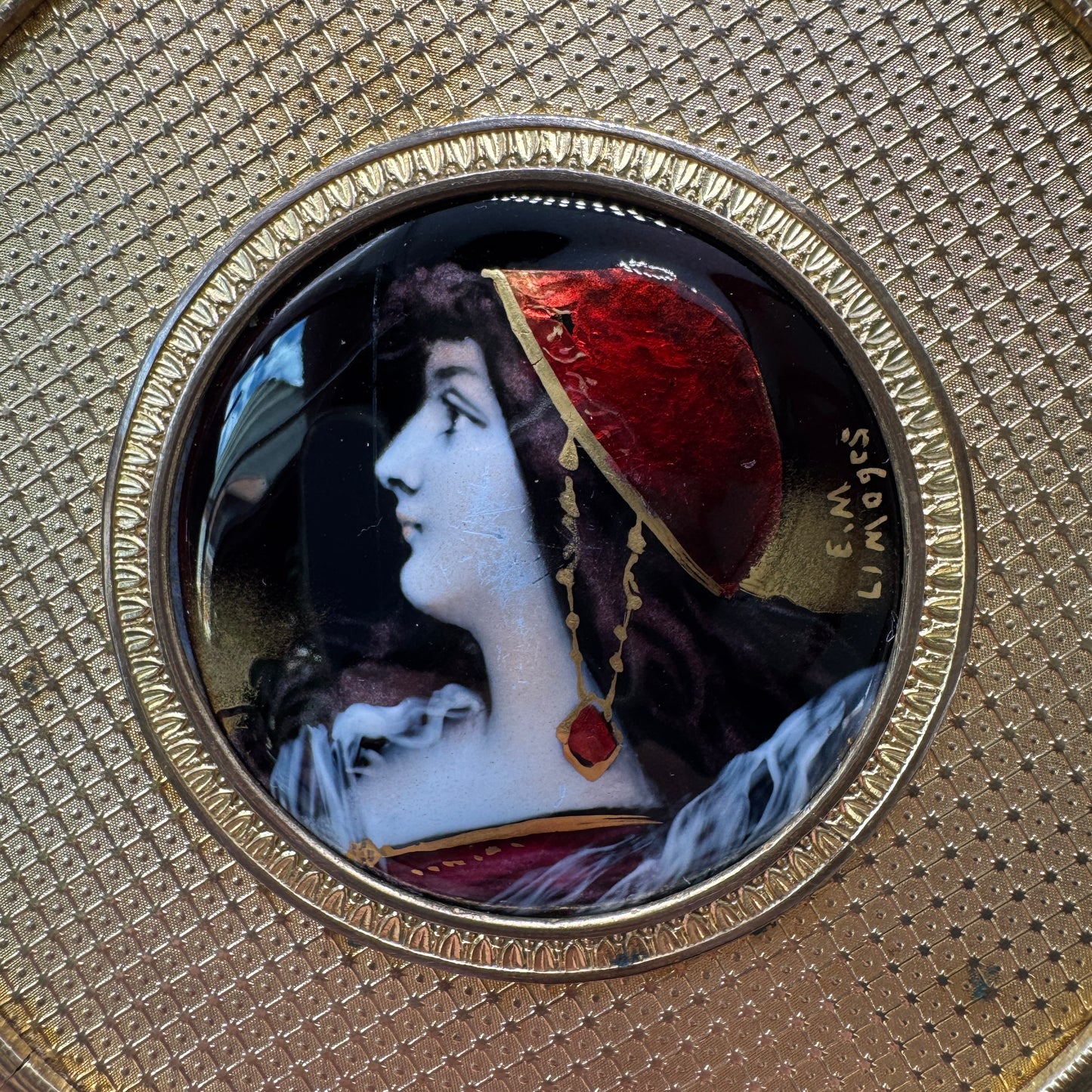 Rare face à main en bronze doré avec émaux de Limoges « la gitane »