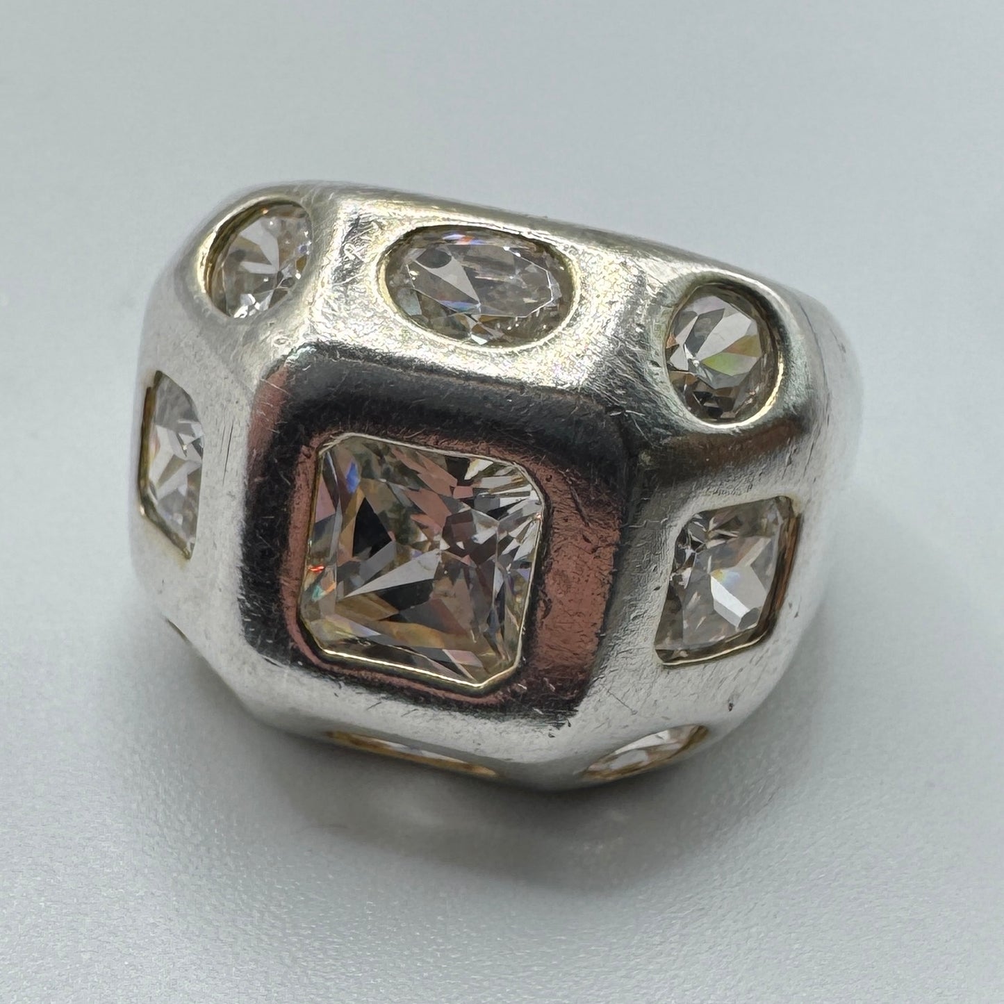 Grosse bague en argent et verroterie