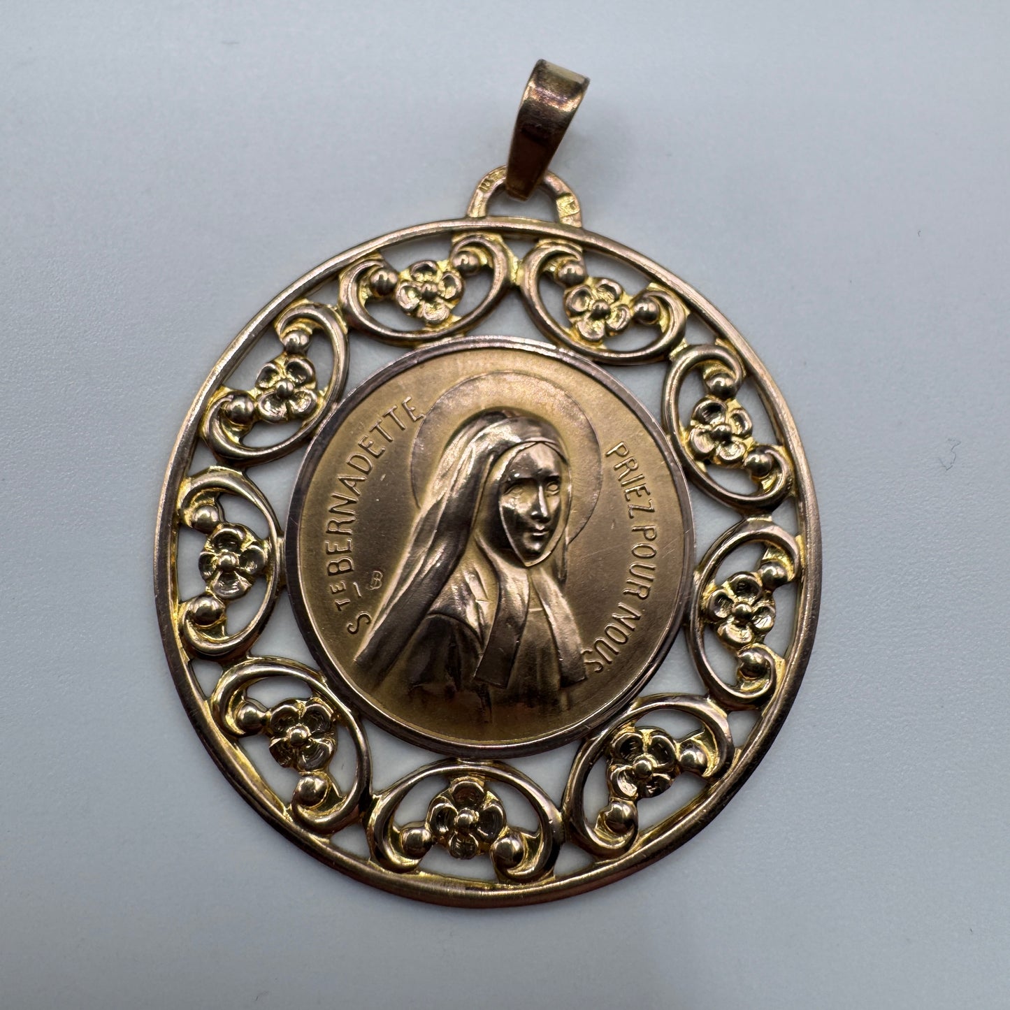 Grande Medaille ancienne plaqué or « Sainte Bernadette »