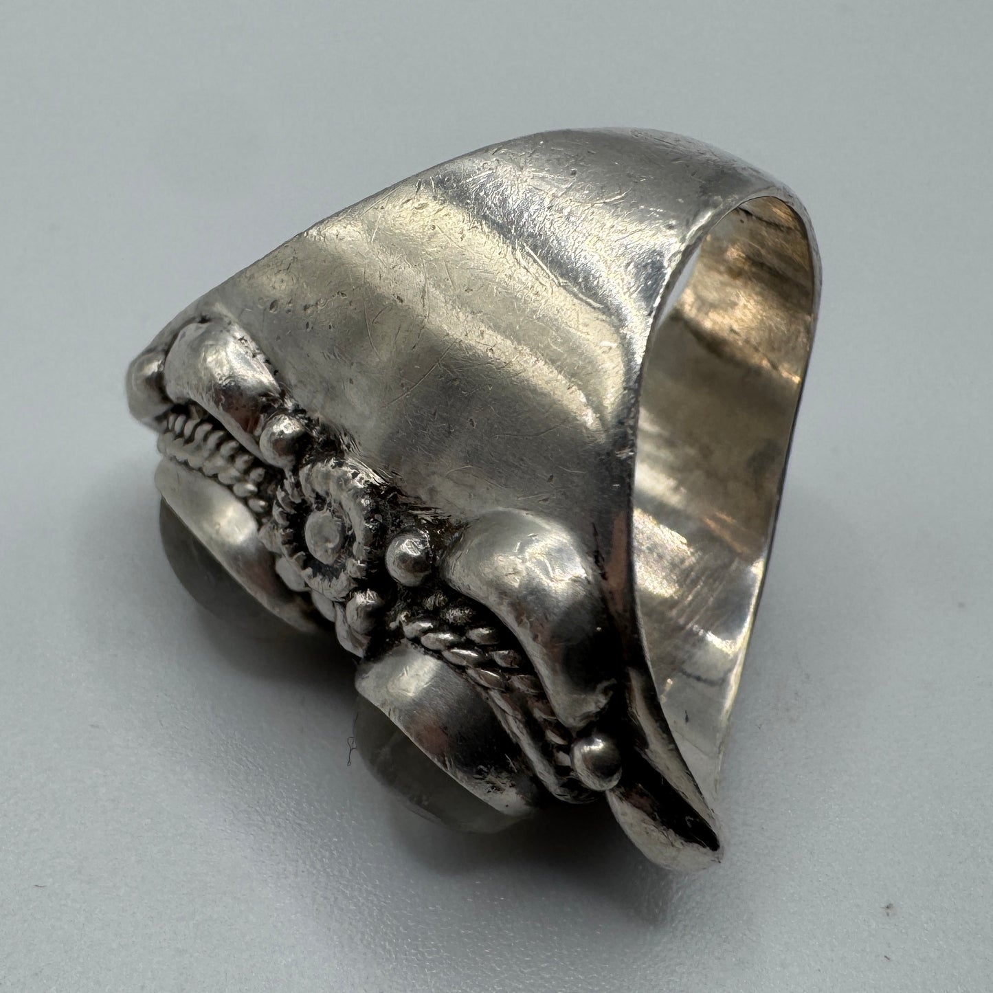 Grosse Bague en argent et pierres de Lune