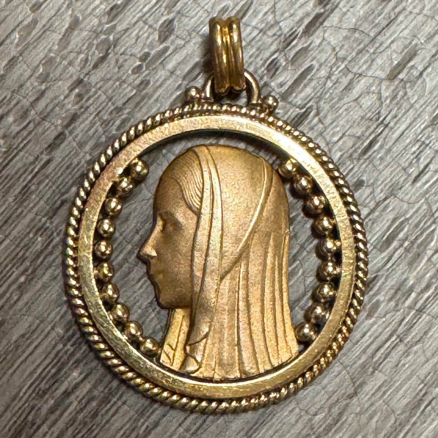 Médaille religieuse ancienne en plaqué or « Sainte Vierge »