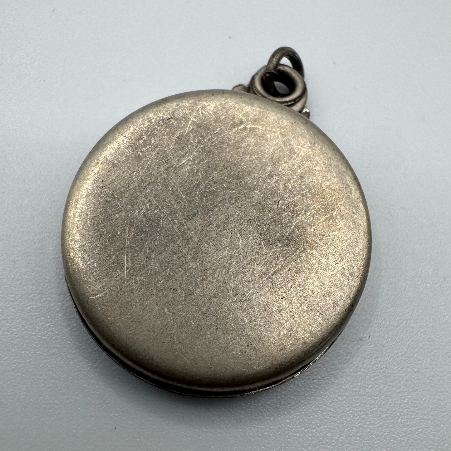 Pendentif ancien porte photo ou relique ART NOUVEAU - métal argenté