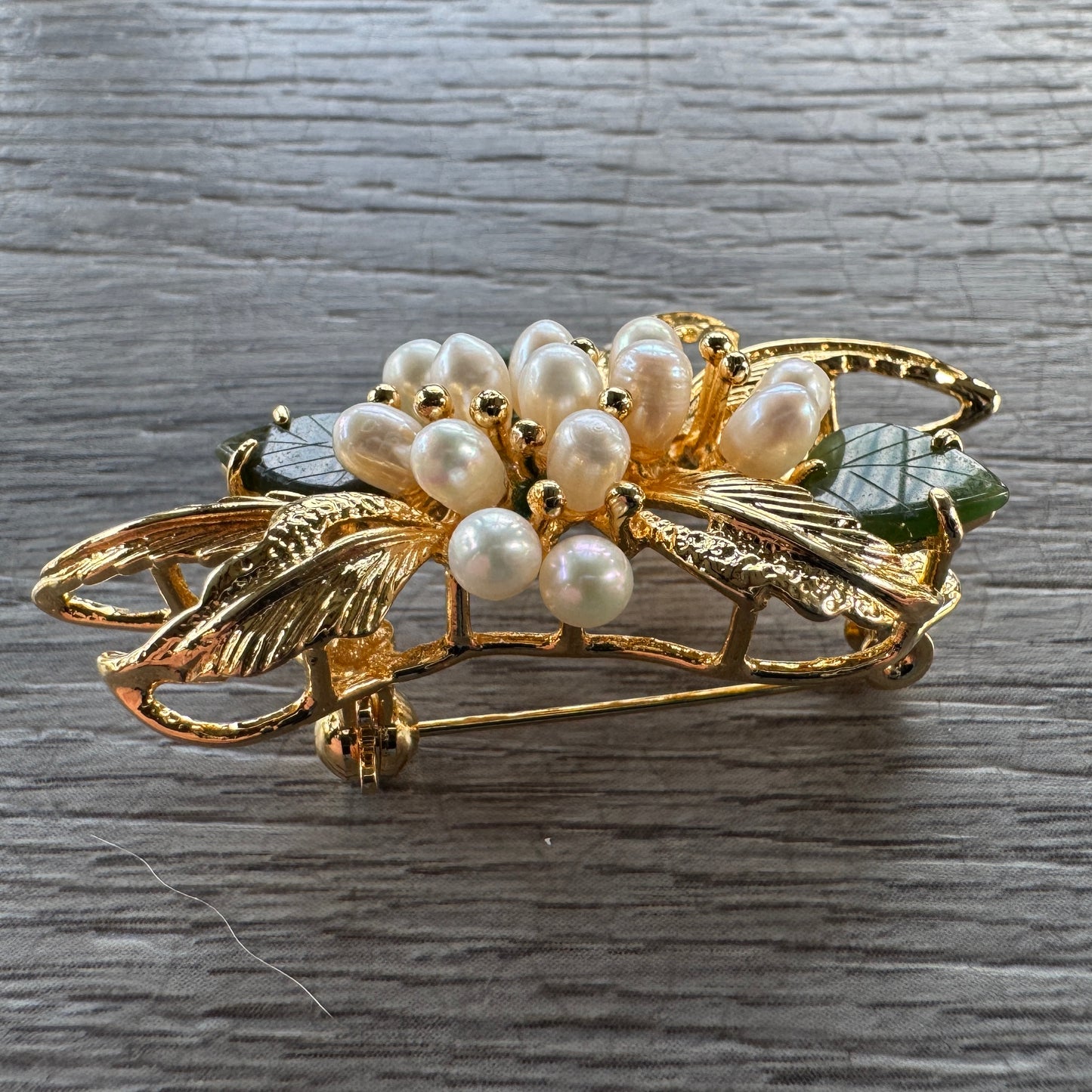 Broche vintage plaqué or - perles d’eau douce et jade