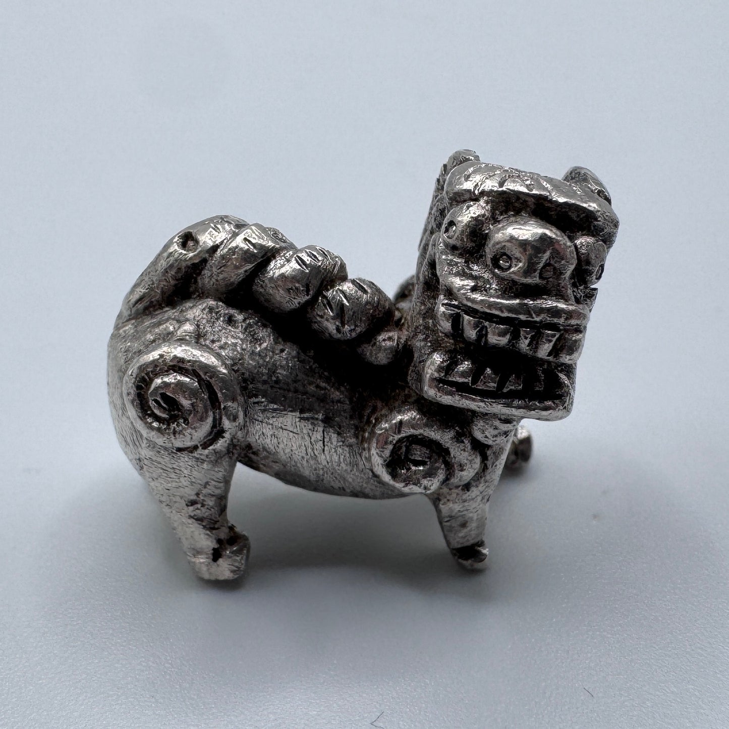 Petite Sculpture Chinoise en argent massif  « chien de Fô »