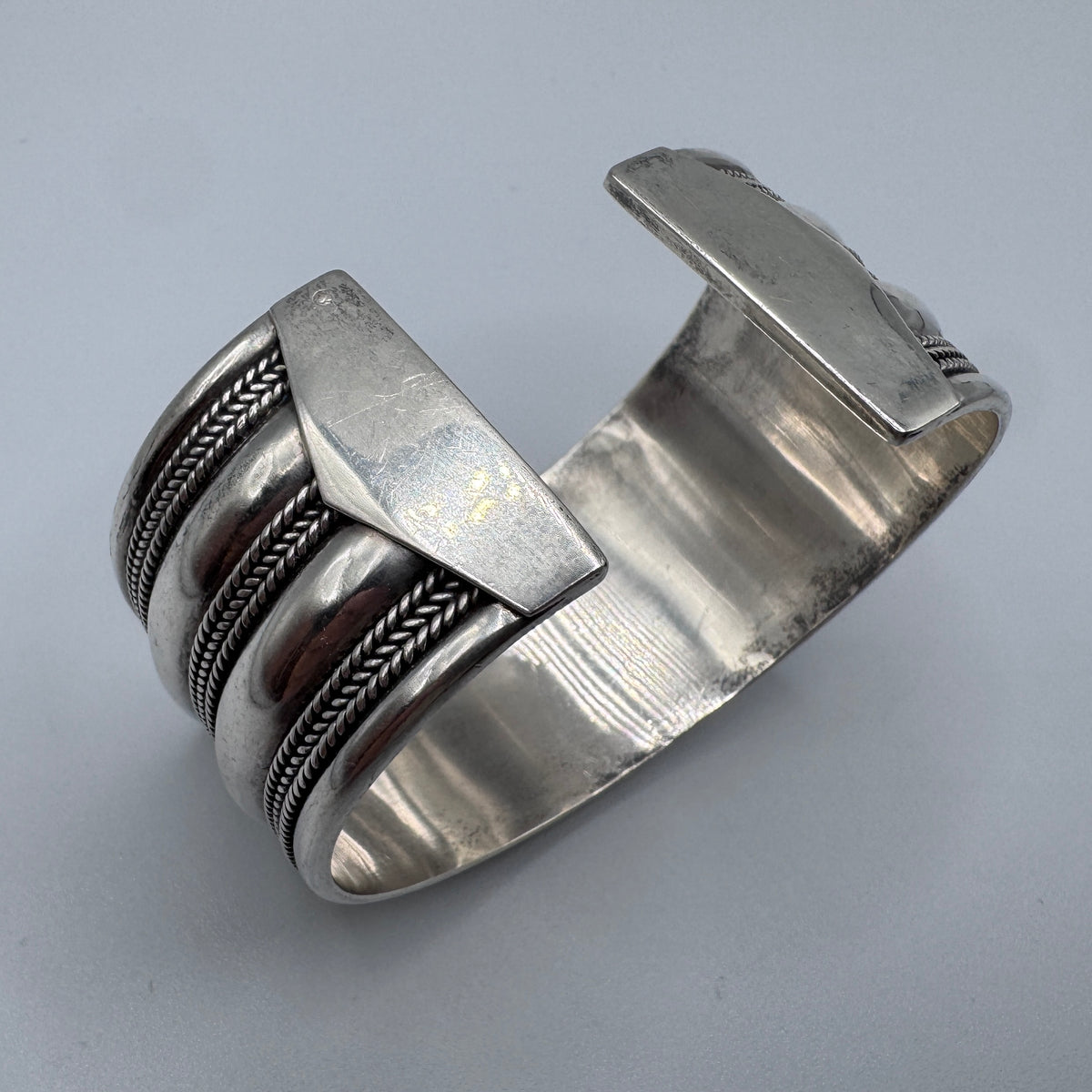 Joli Bracelet manchette ancien en argent Minerve