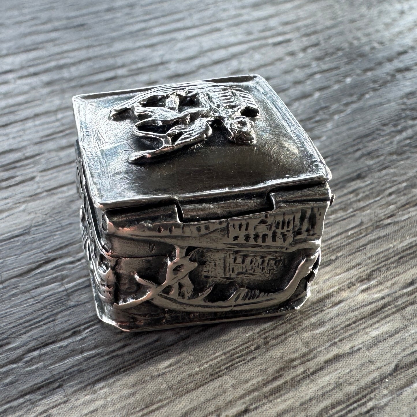 petite boîte pilulier de Venise en argent