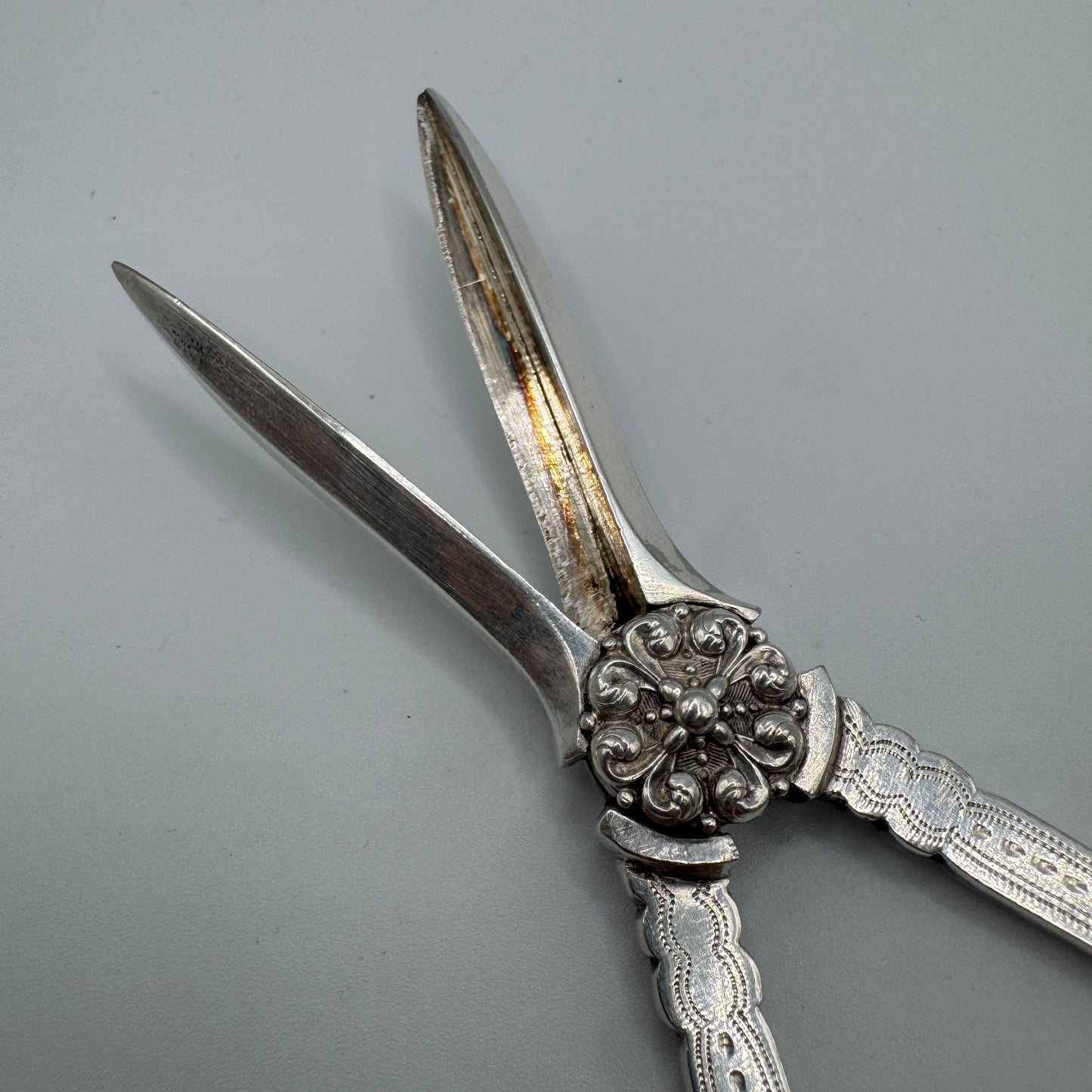 superbe paire de Ciseaux ancienne à raisin finement ciselée