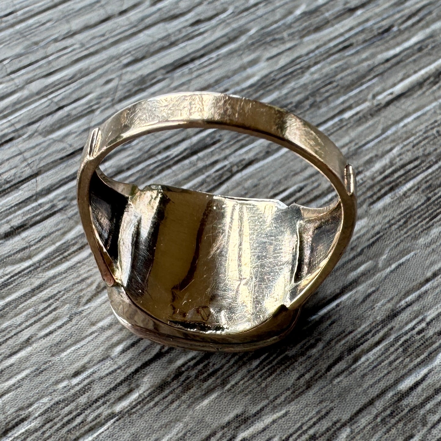 Bague ancienne XIXe en or 14 carats et agate cornaline