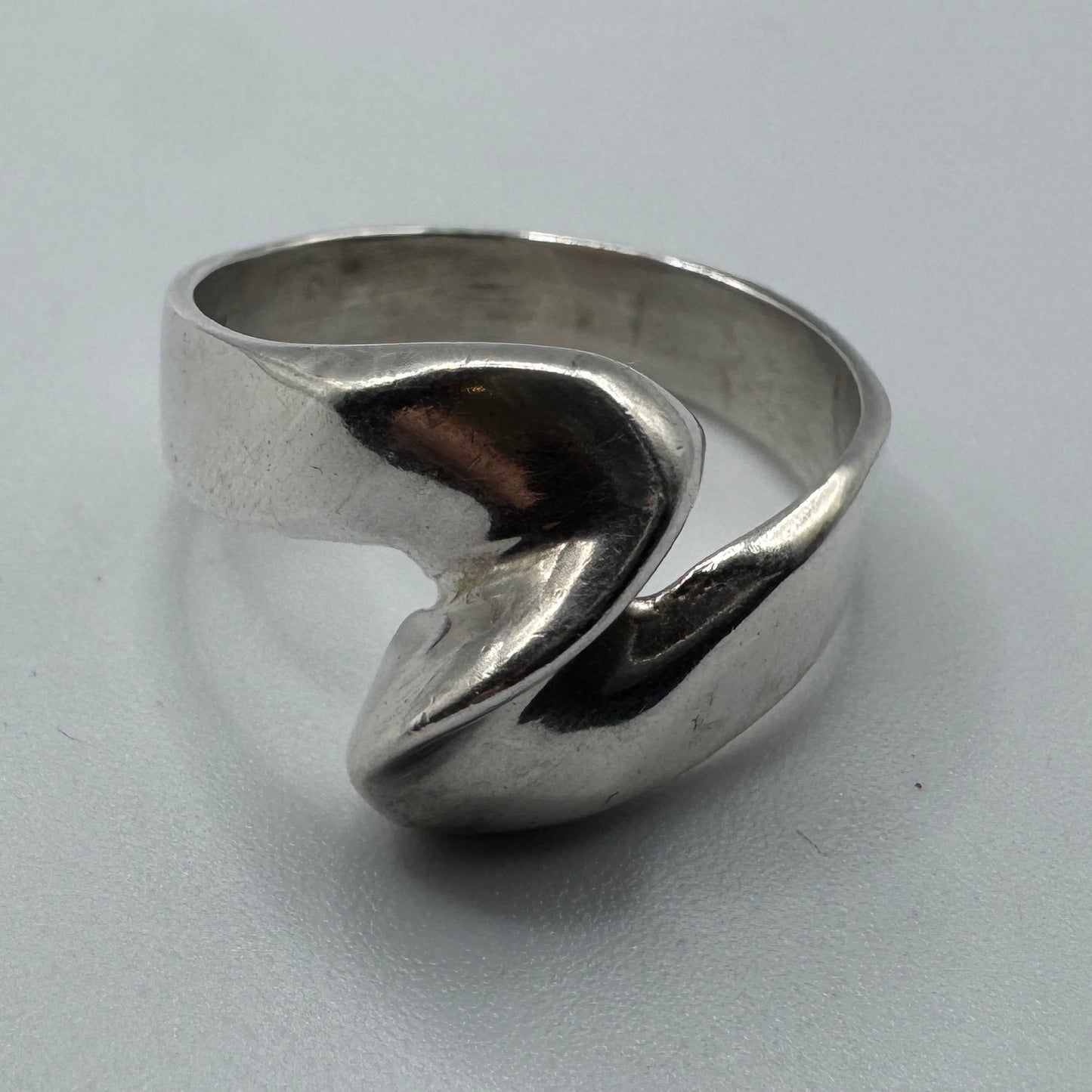 Bague en argent motif moderniste