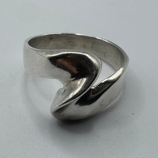 Bague en argent motif moderniste