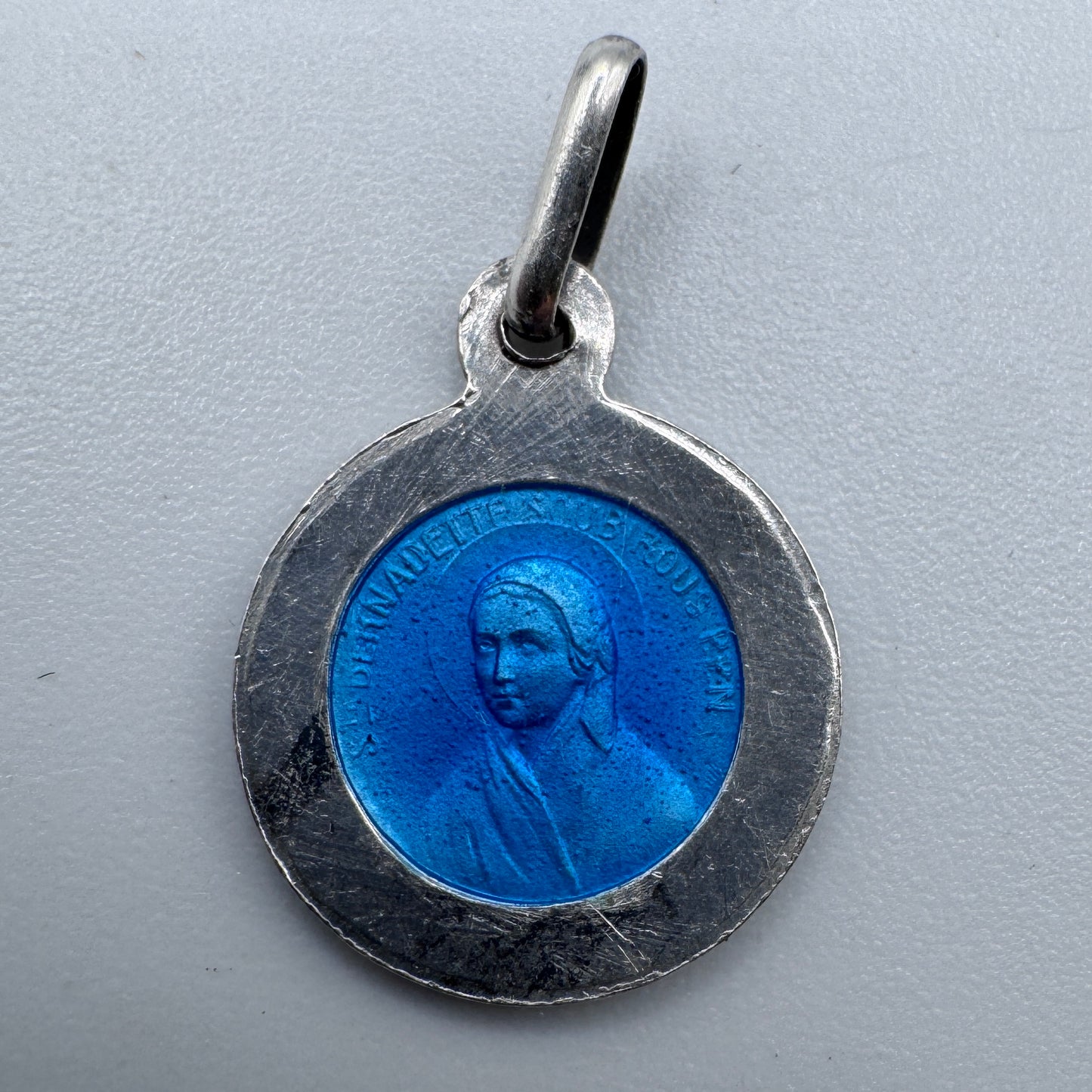Médaille religieuse ancienne « Sainte Bernadette » en argent emaillé
