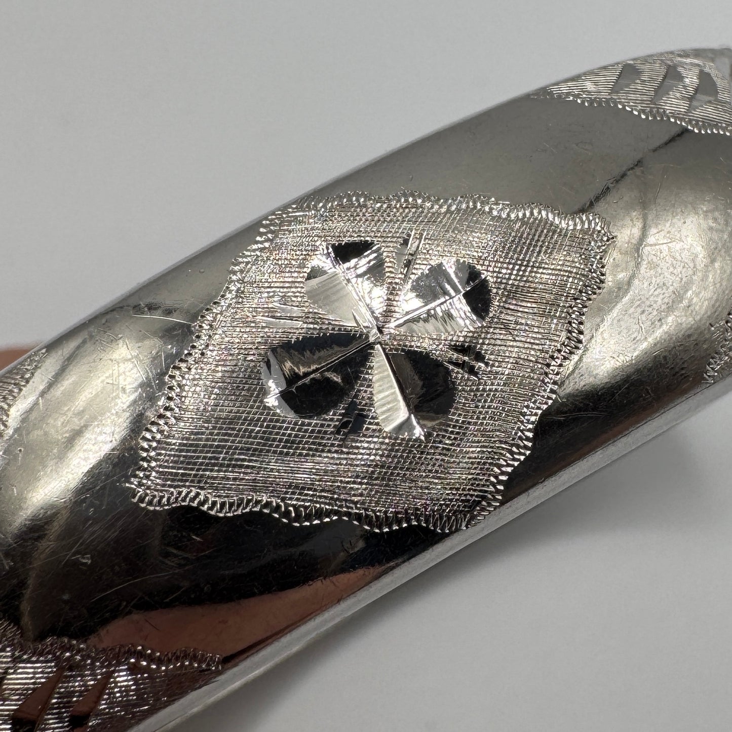 Joli Bracelet en argent rhodié ciselé « trèfle à 4 feuilles »