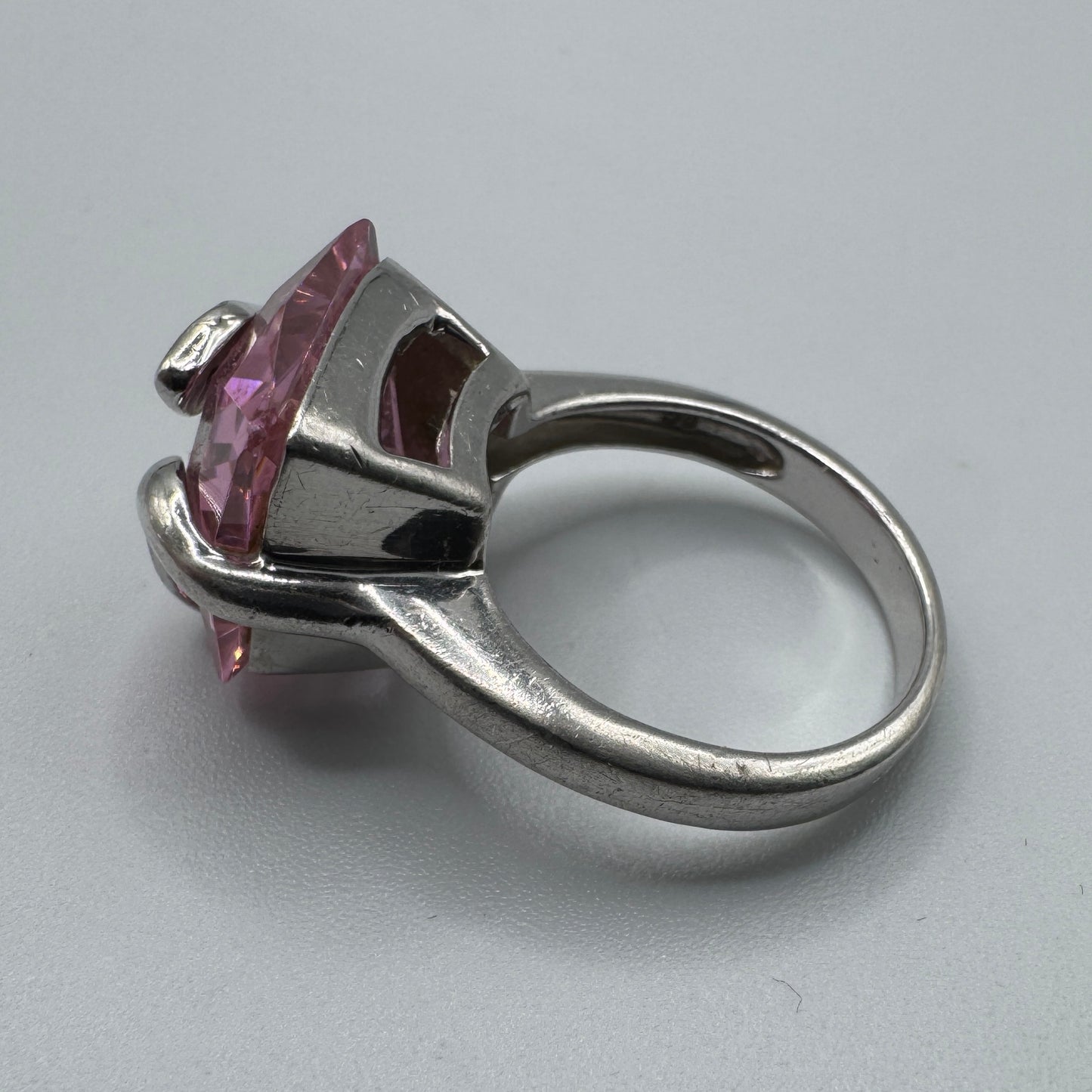 Grosse bague en argent et verroterie