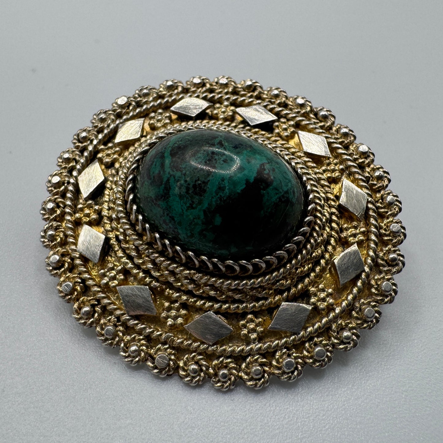 Broche ancienne en argent vermeil et malachite