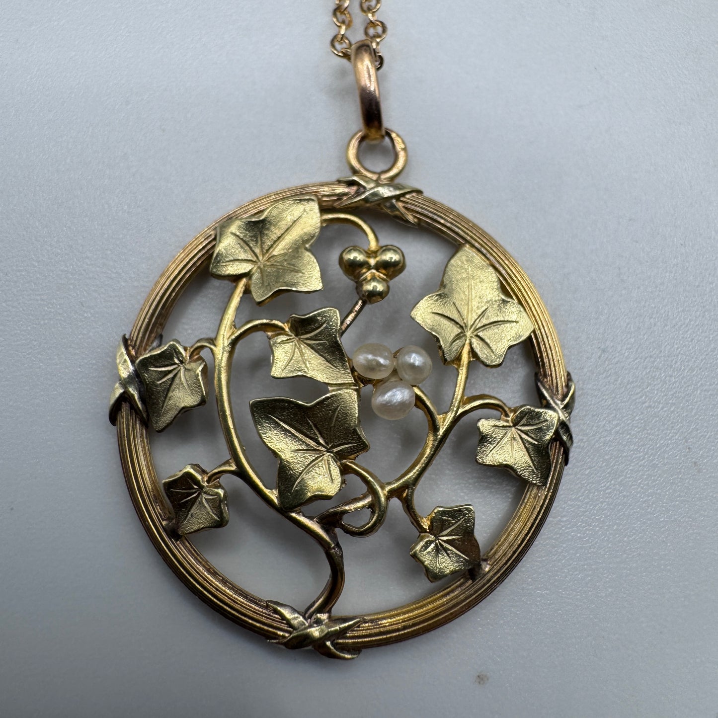 Pendentif ancien style Art Nouveau en plaqué or « décor feuilles de vigne »
