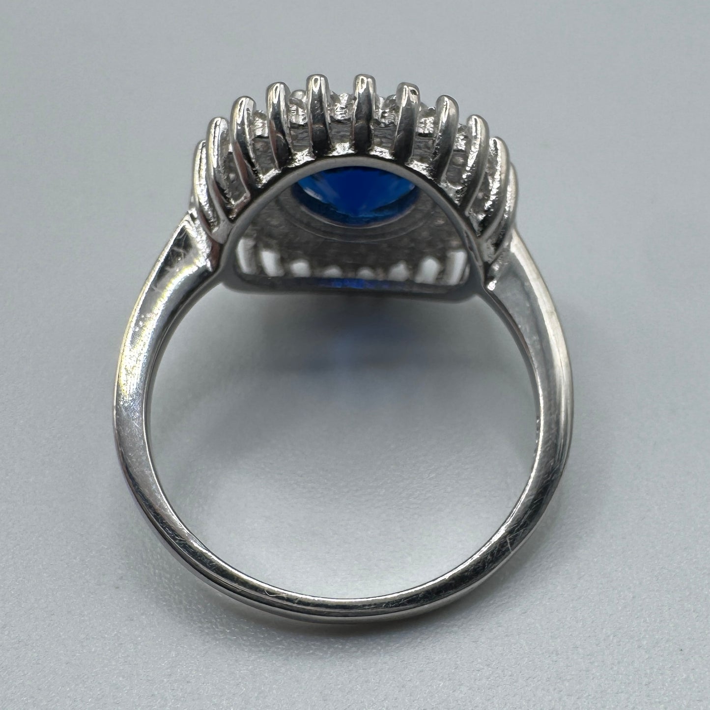 Jolie bague en argent et brillants