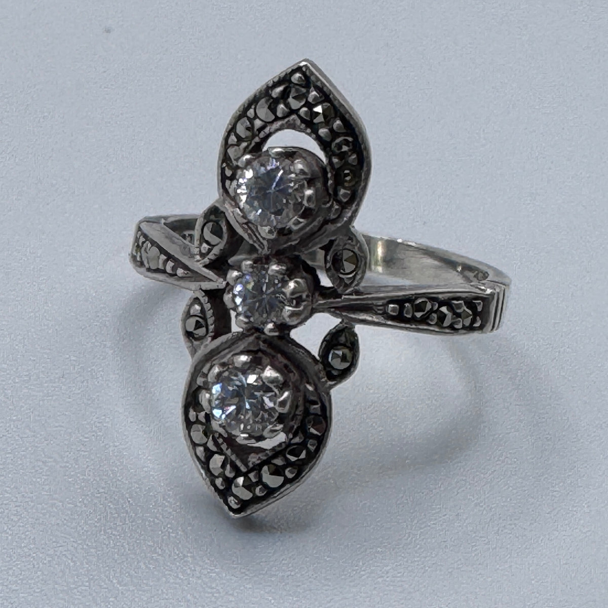 Superbe Bague style Art Deco en argent et brillants