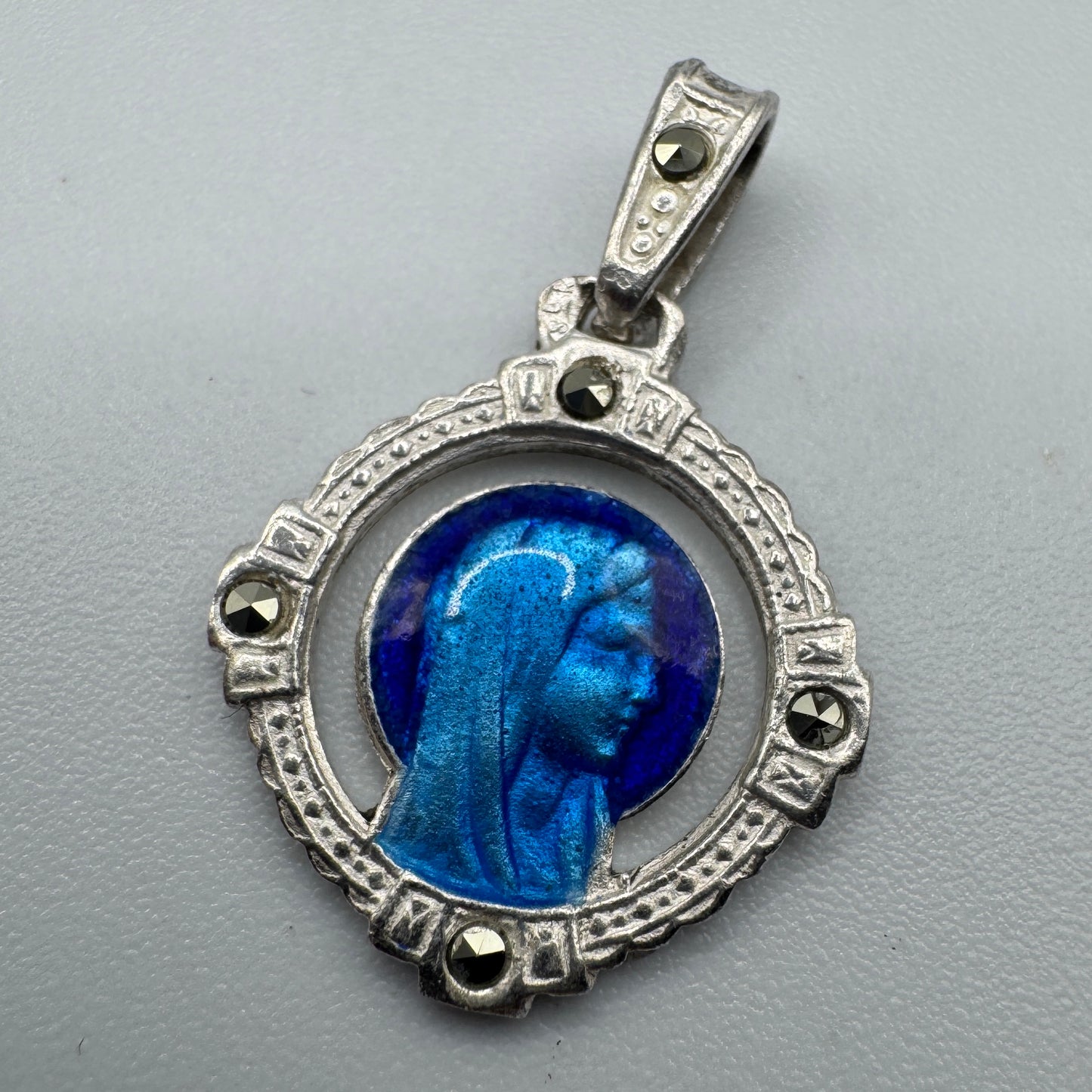 Médaille religieuse ancienne en argent emaillé « Sainte Vierge »