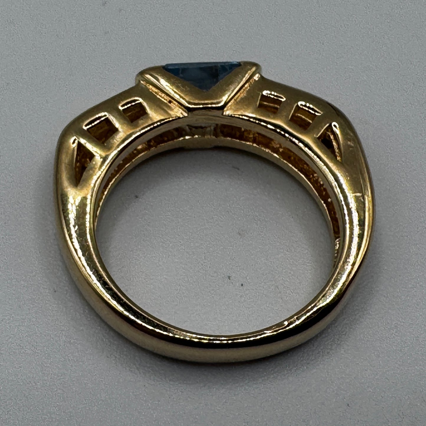 Bague en plaqué or - pierres et verroterie