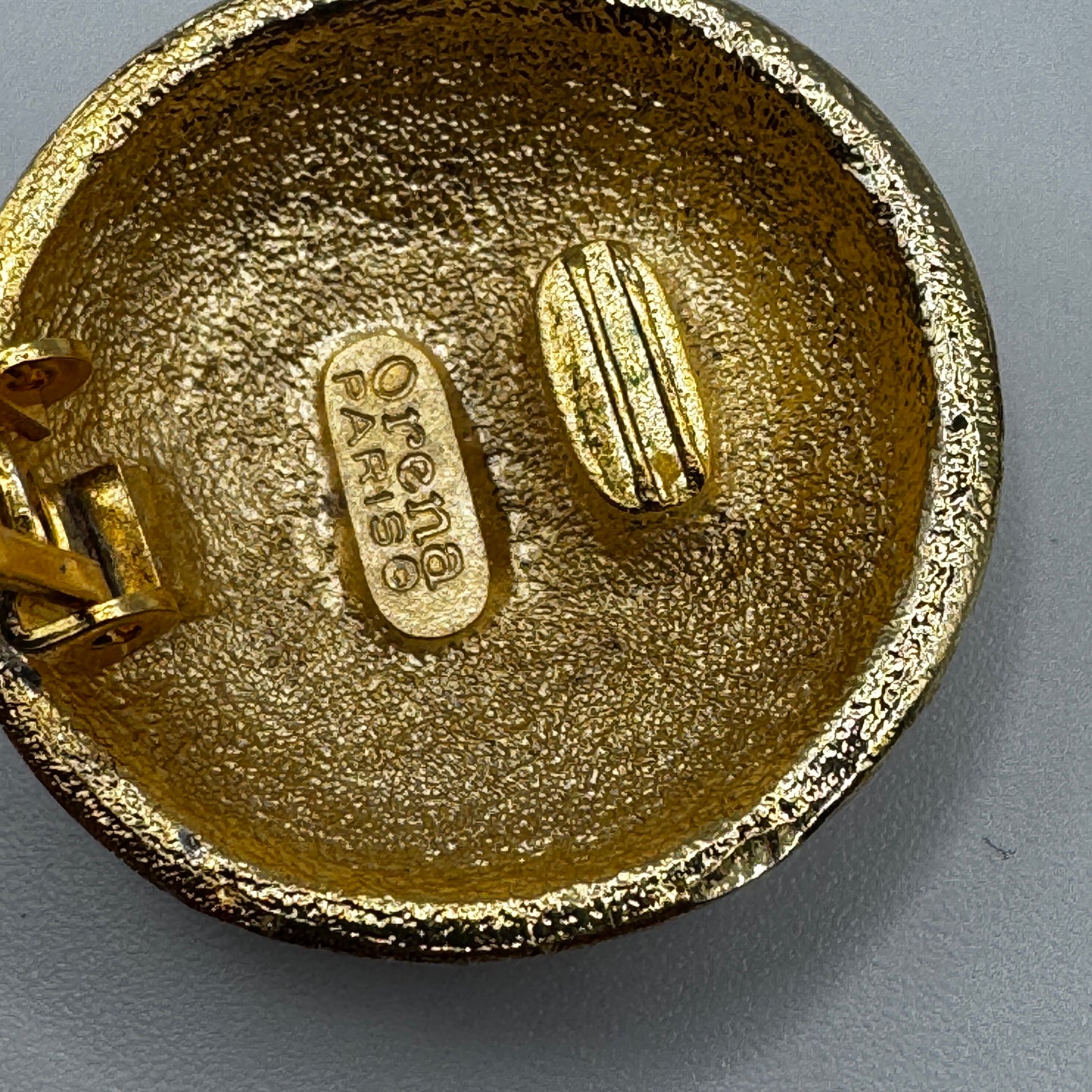 Clips d’oreilles Vintage créateur ORENA - métal doré