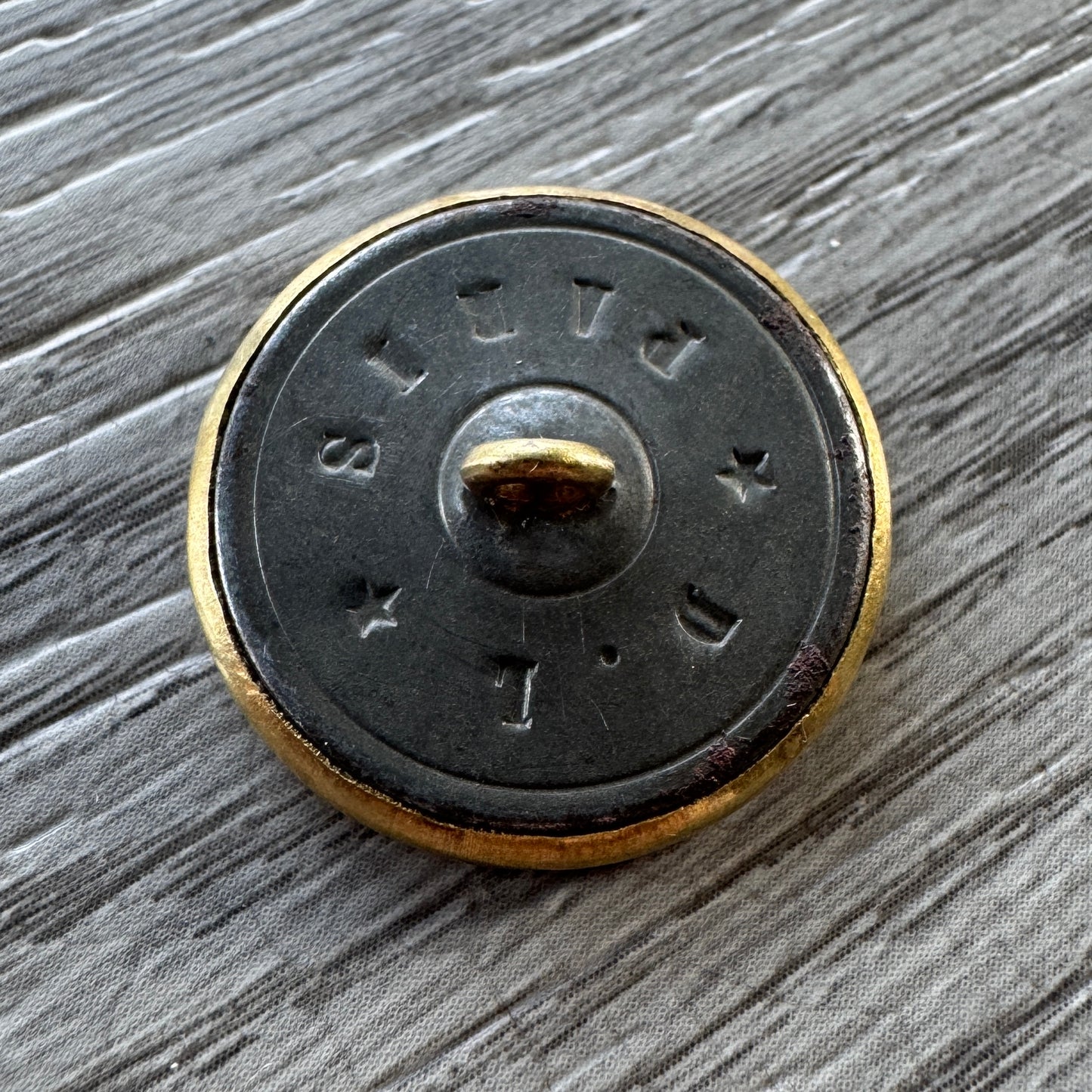 Bouton ancien en bronze et acier - « pêcheuse de crevette »