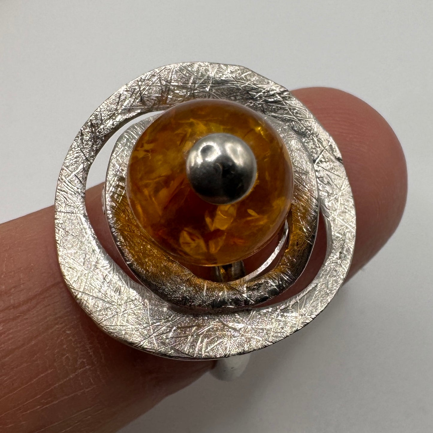 Grosse bague en argent et ambre