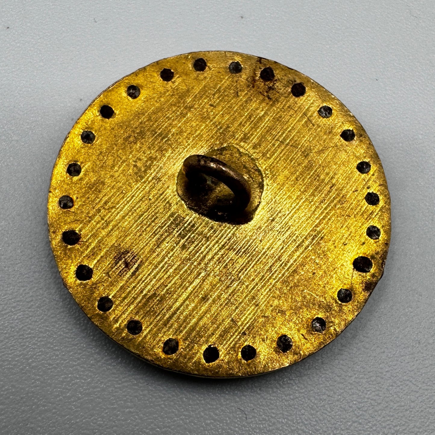 Bouton ancien XIXe « scène galante » - bronze emaillé