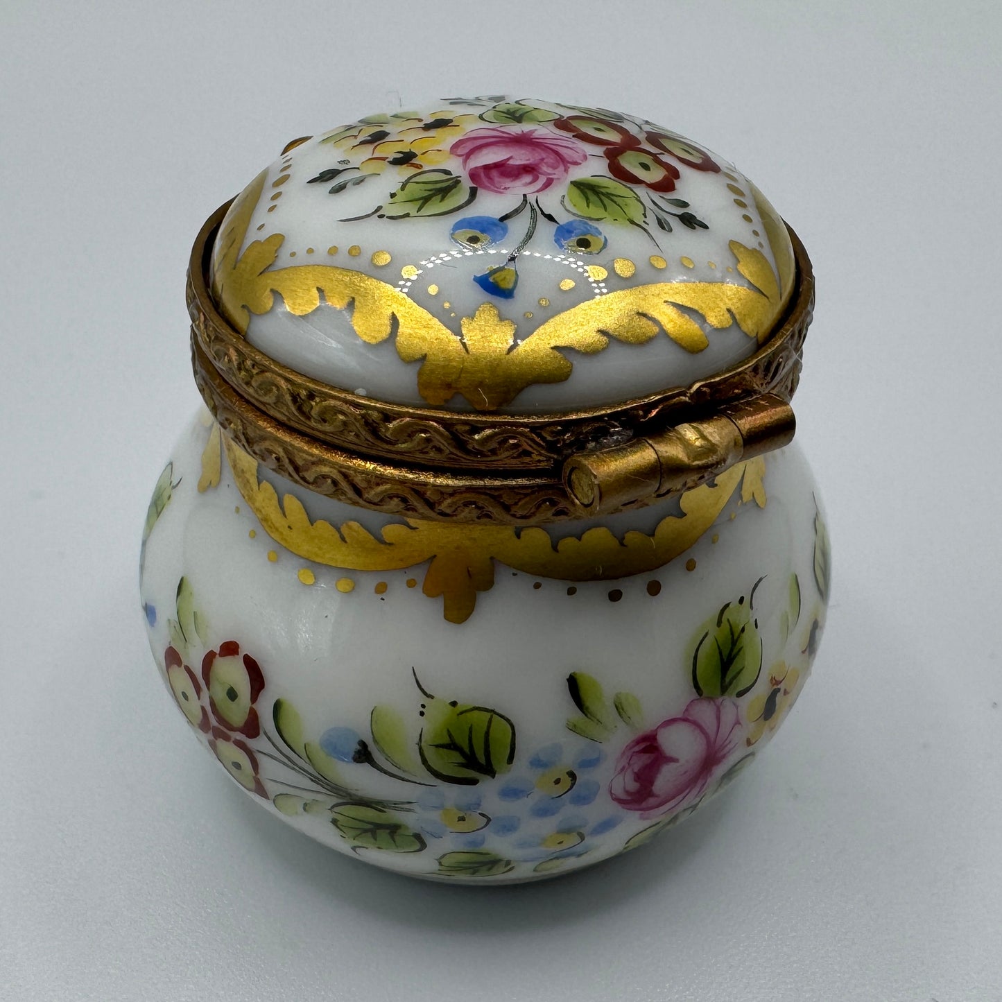 Boîte à Pilules Porcelaine de Limoges Peinte à la Main - Décor Floral et Dorures