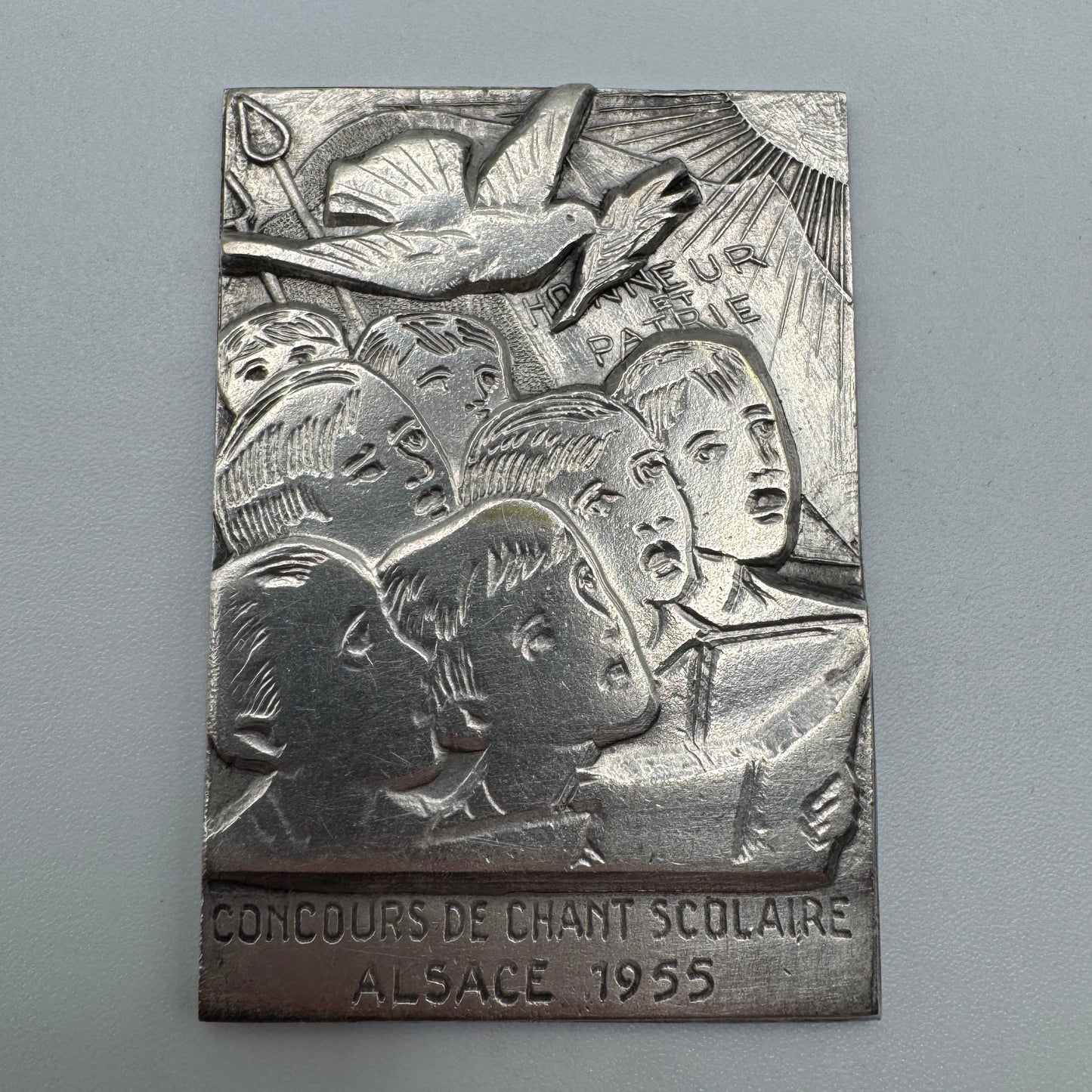 Plaque Médaille ancienne en bronze argenté « concours de chant scolaire Alsace 1955 »