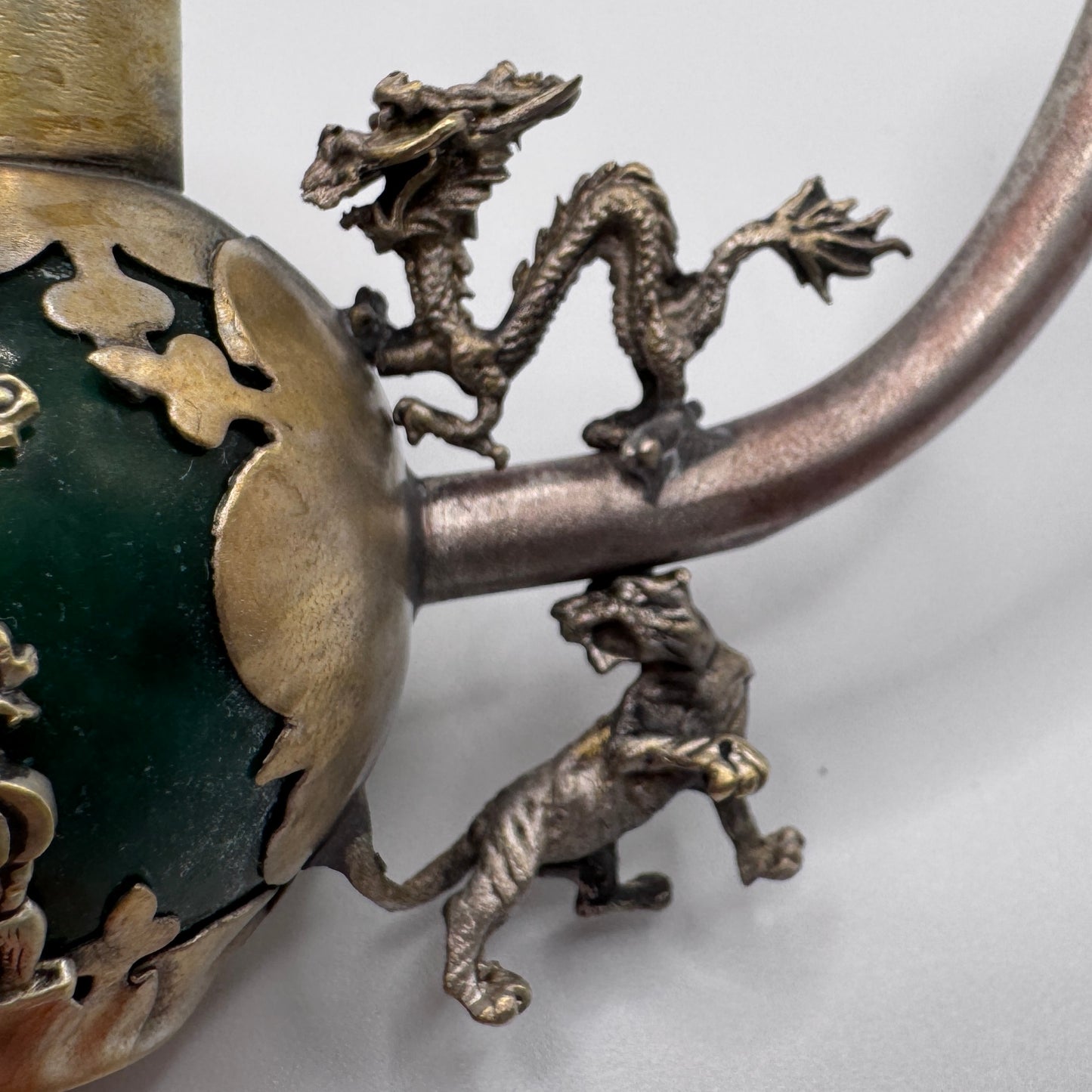 Rare pipe à opium Chinoise - motif au dragon, tête de lion, tigre et grenouille