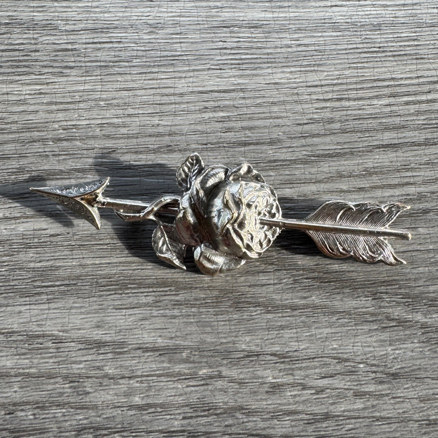 Broche ancienne « flèche de Cupidon » métal argenté