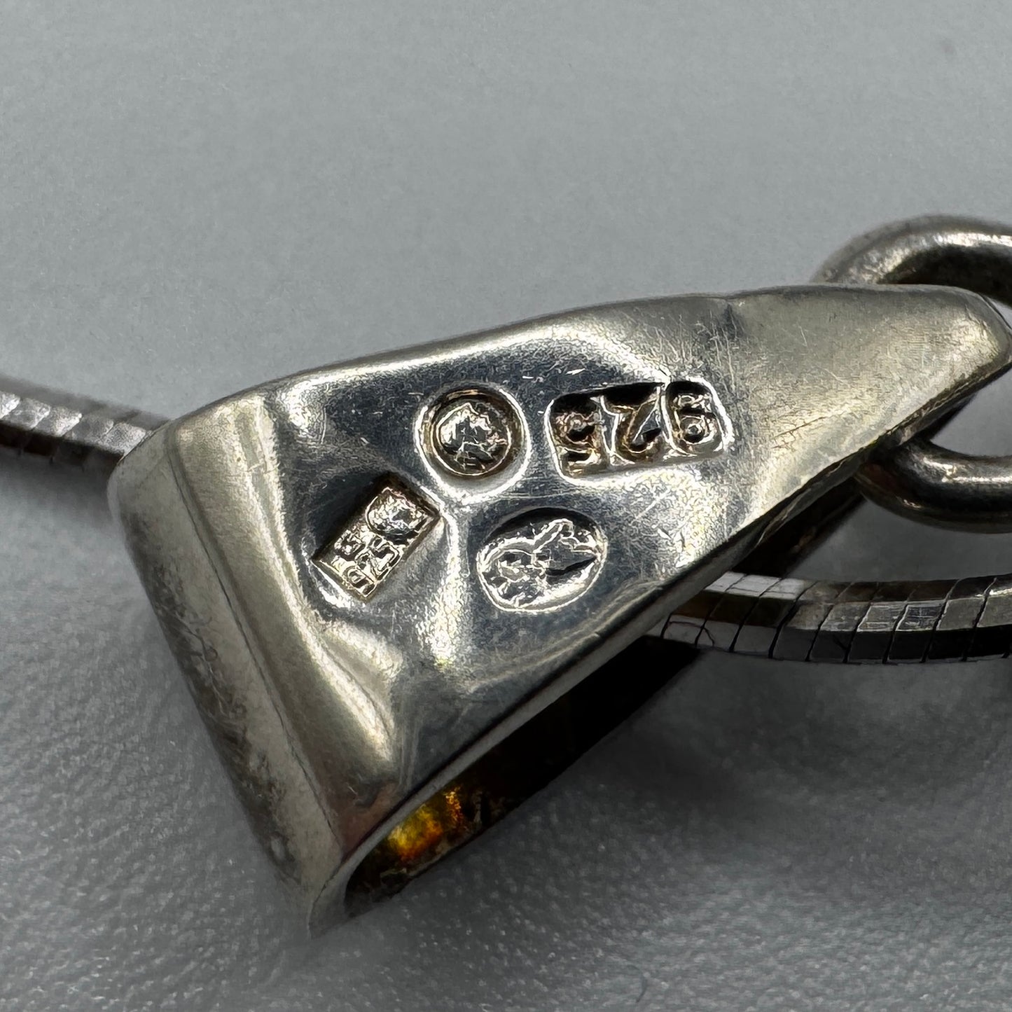 Grand Pendentif en ambre poli et chaîne argent