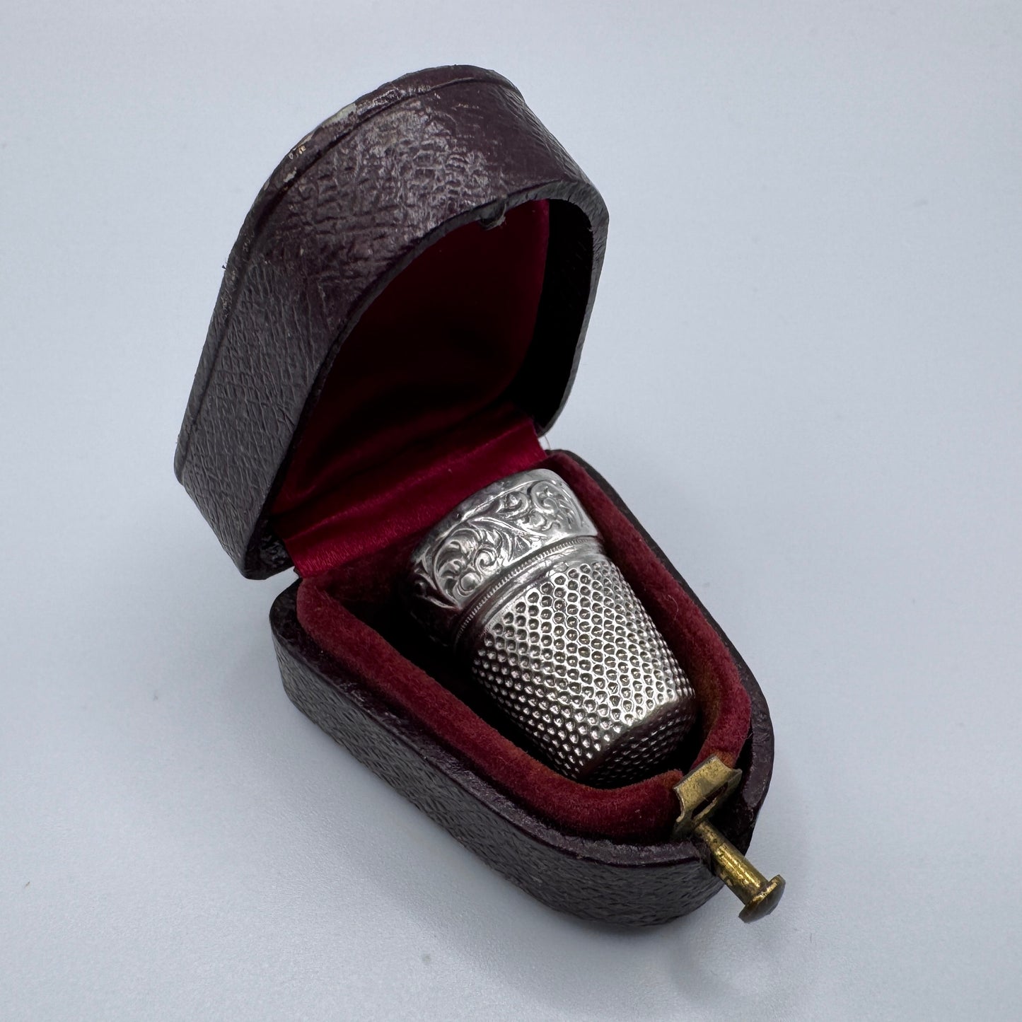 Superbe Dé à coudre Ancien en argent avec écrin