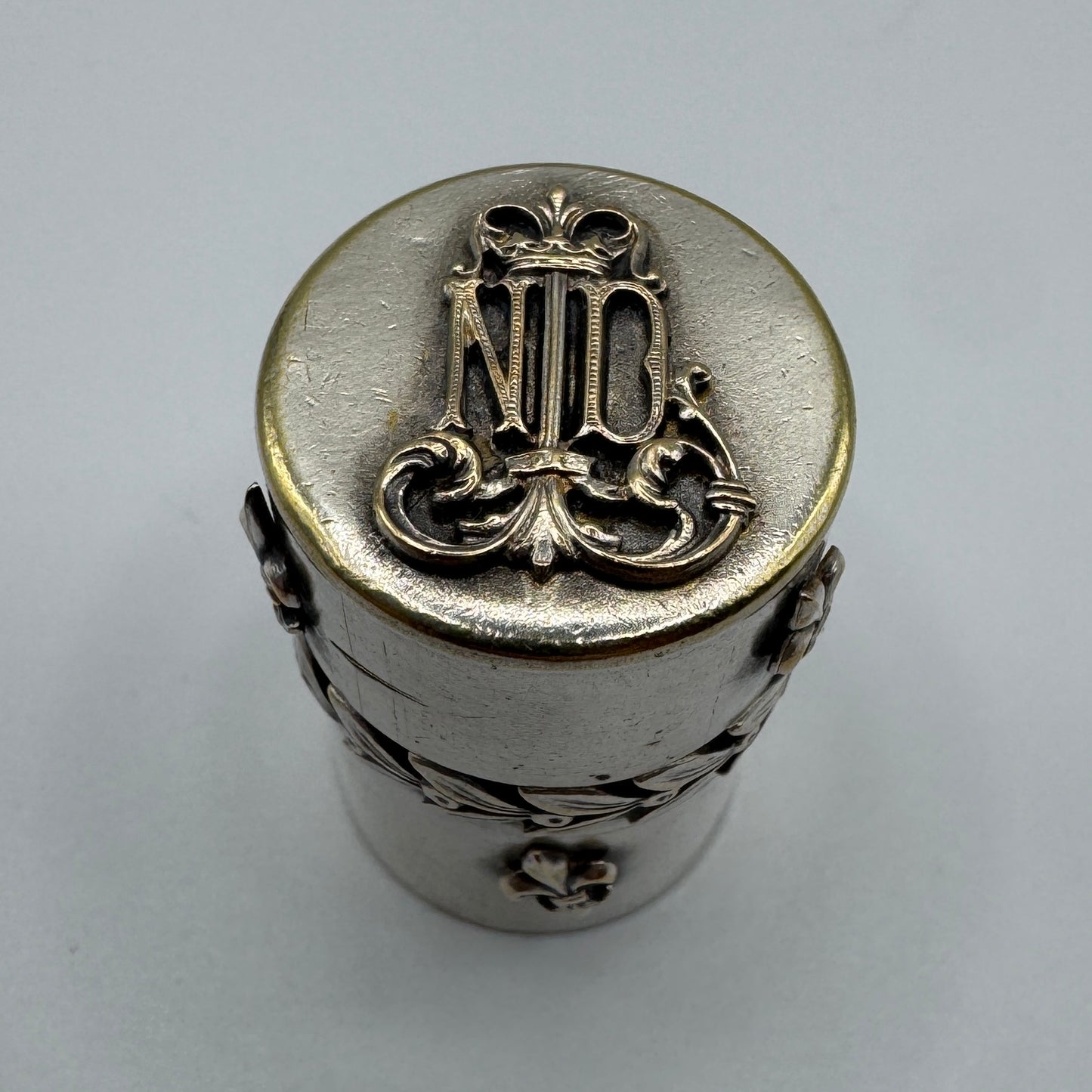 Petite boîte ancienne « fleurs de Lys » - Notre Dame de Lourdes