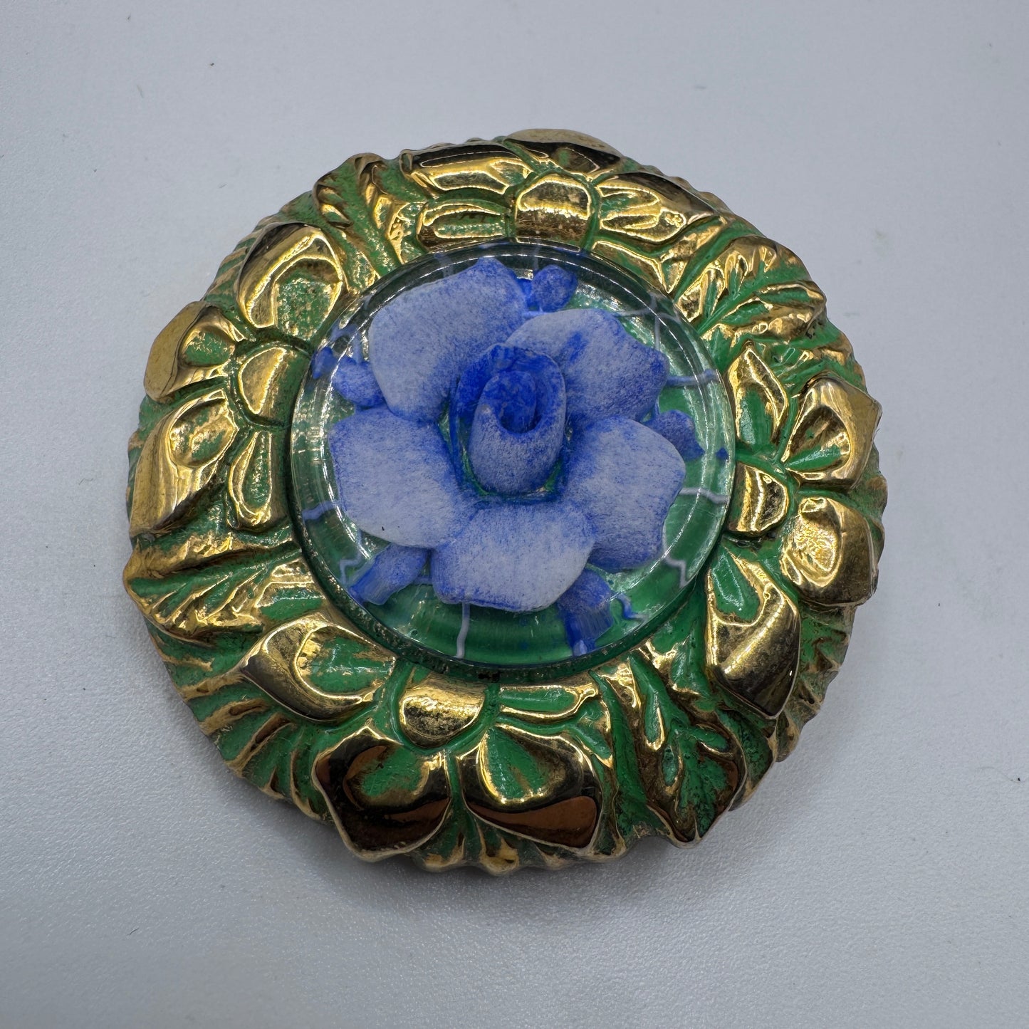 Broche vintage - plastique métallisé doré et lucite