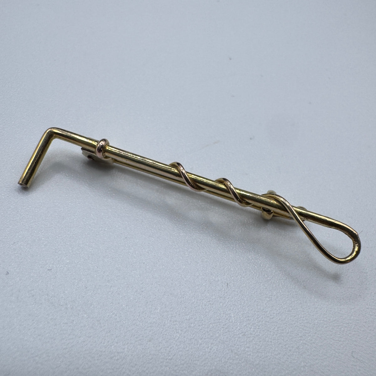 Broche ancienne « cravache » en plaqué or