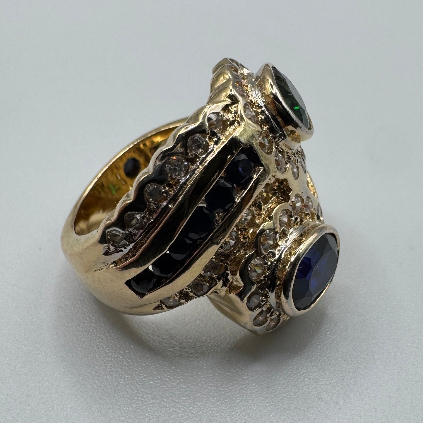 Grosse Bague en plaqué or et verroterie