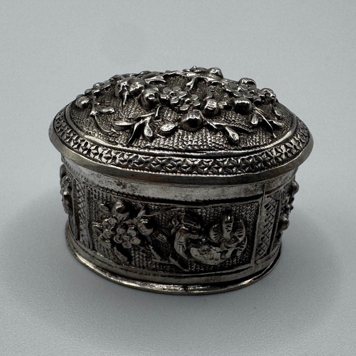 Superbe boîte pilulier ancienne en argent ciselé