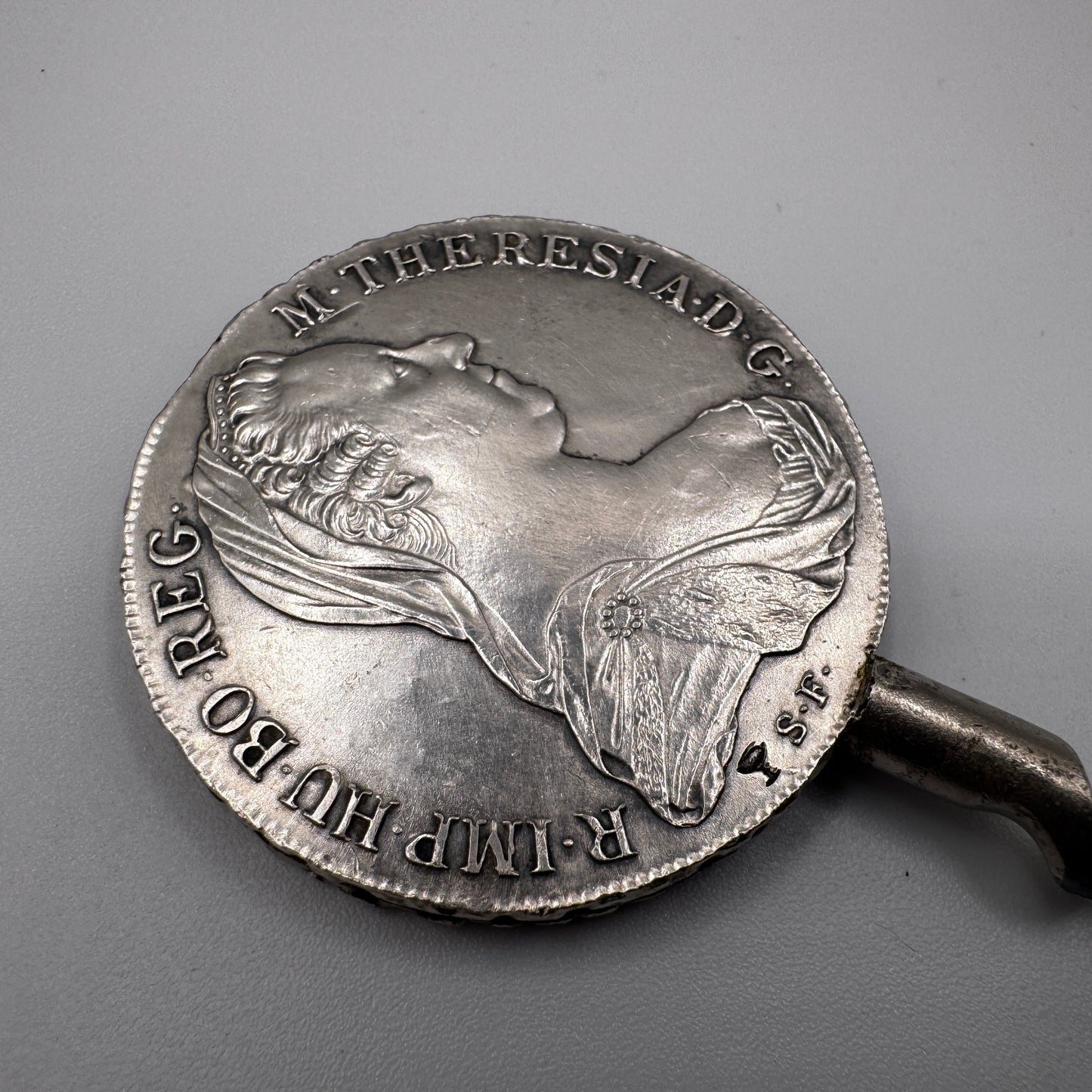 Rare ensemble Décapsuleur et tire bouchon ancien - Monnaies argent Thaler Marie Thérèse