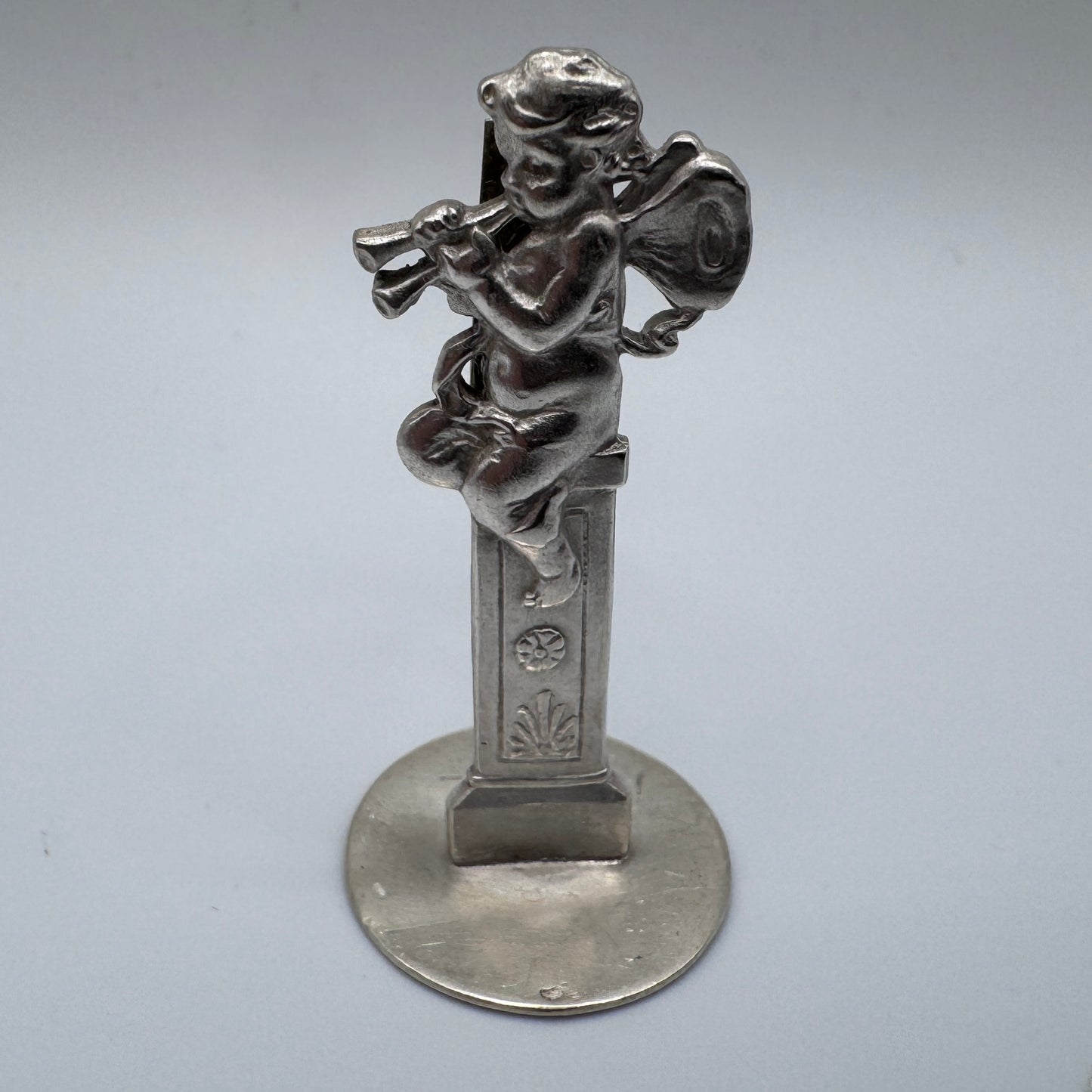 Figurine ancienne angelot « porte menu » en argent