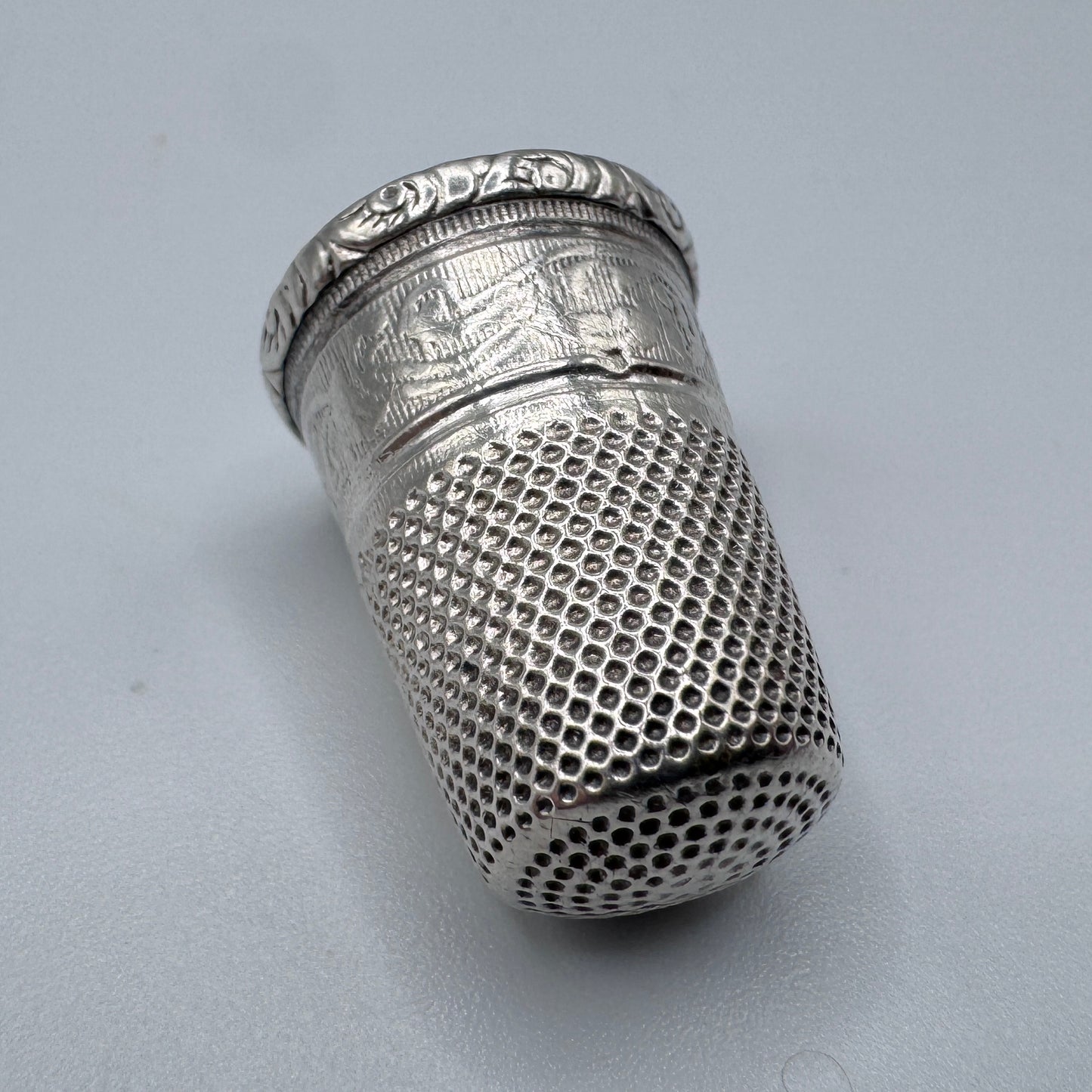 Superbe Joli Dé à coudre ancien en argent