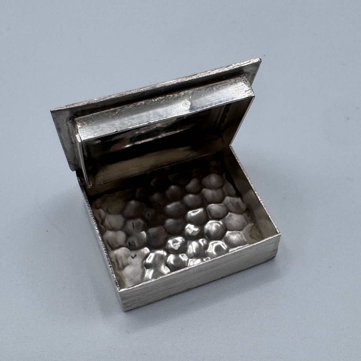 Petite boîte à pilules ancienne en argent massif