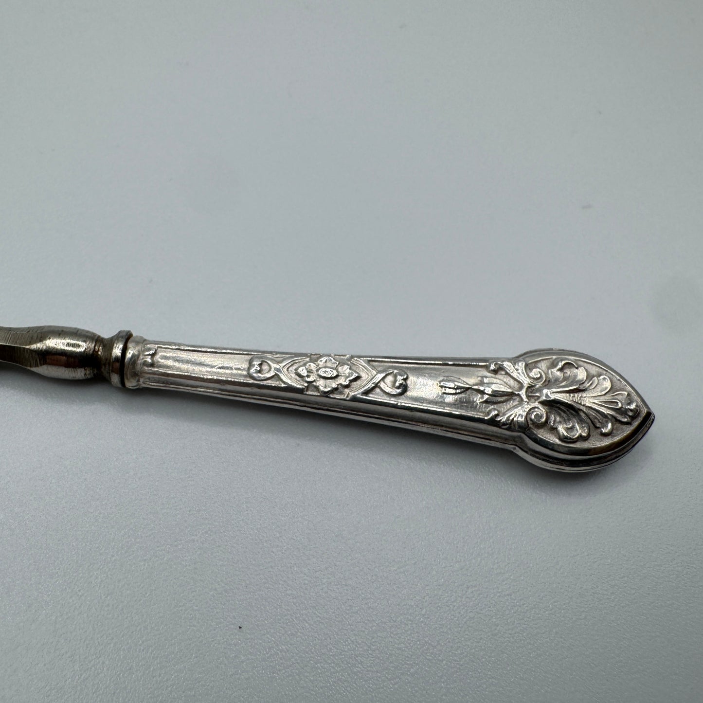 Petit crochet de couture ancien - argent fourré et acier