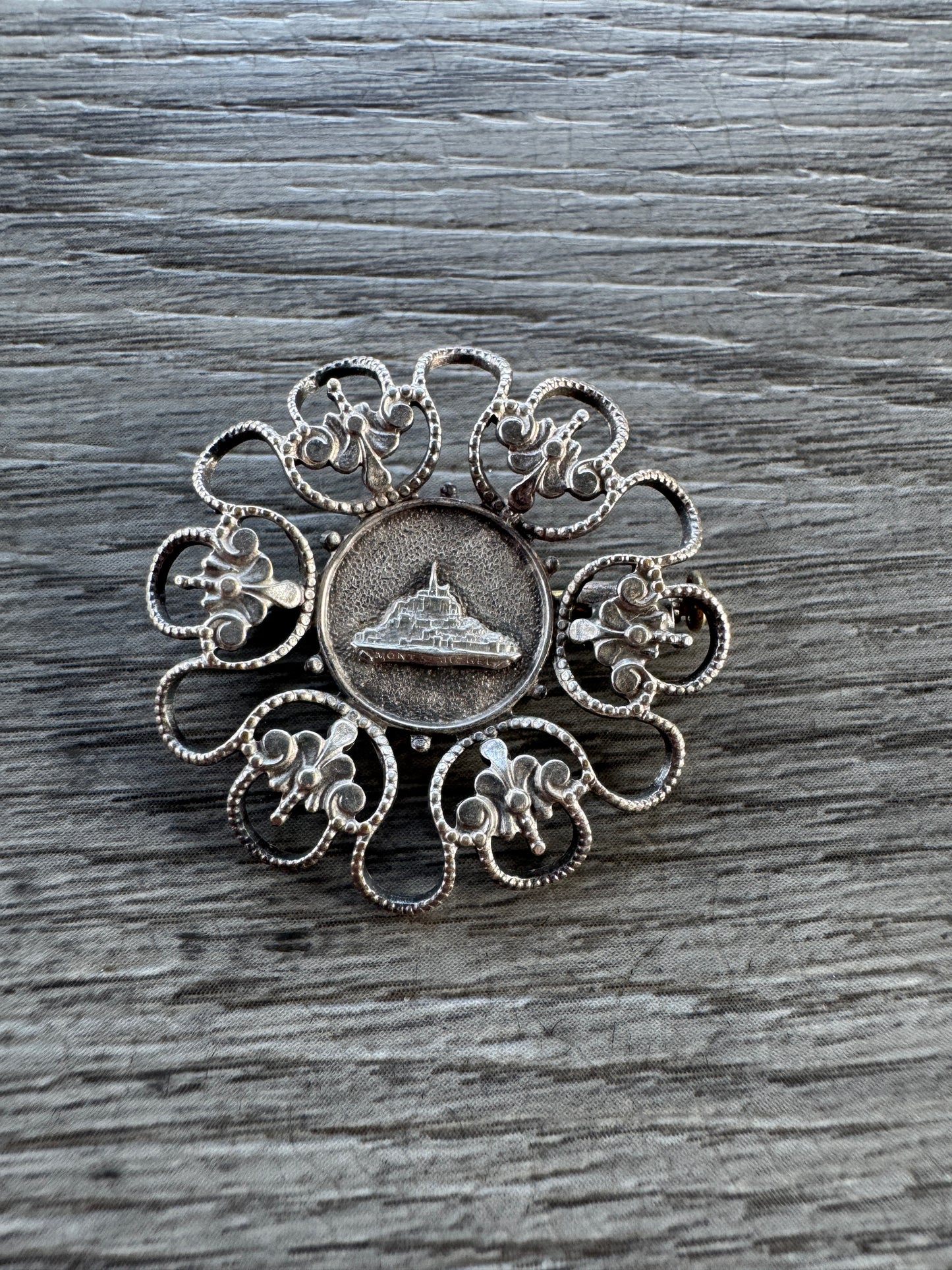 Broche ancienne « souvenir du Mont Saint Michel » métal argenté