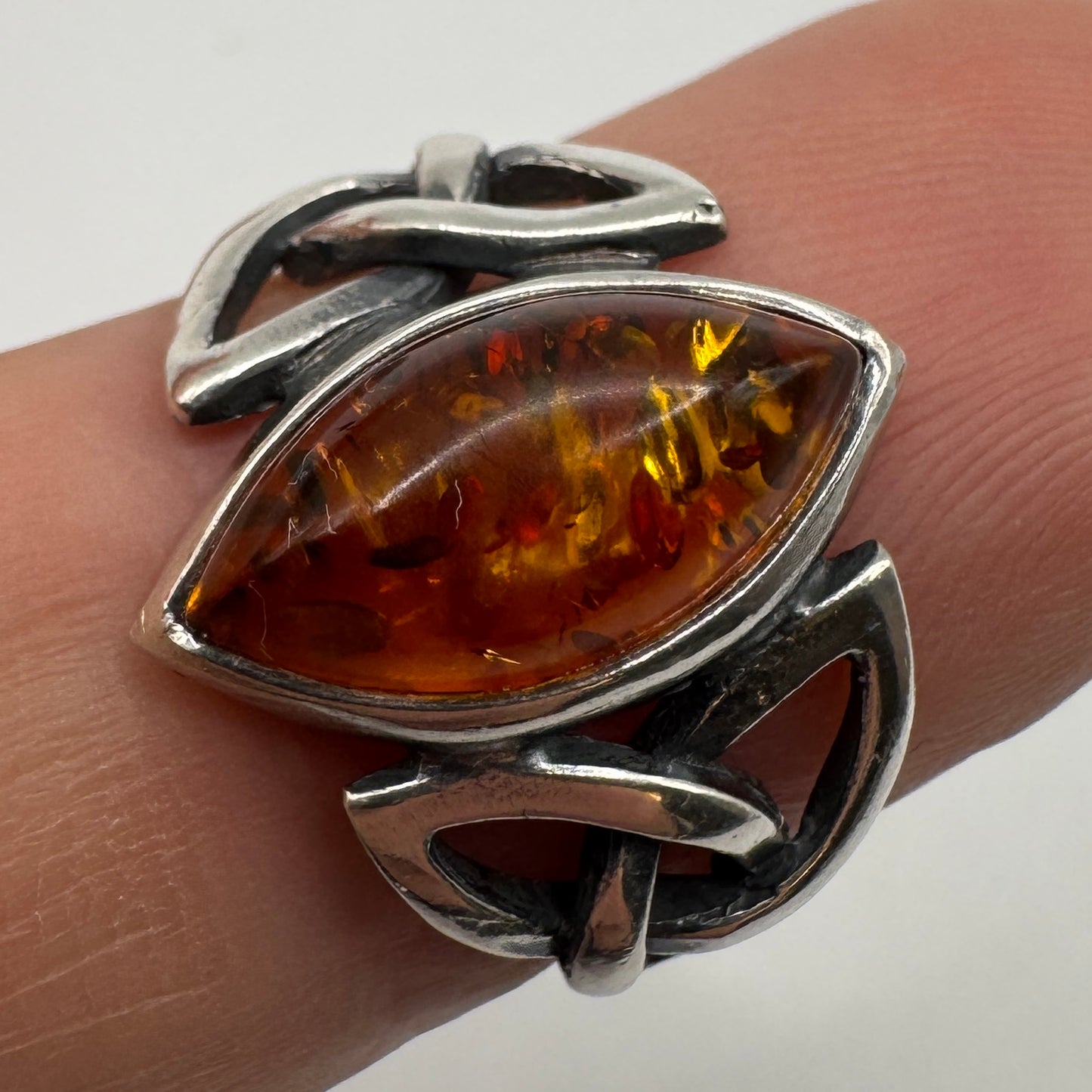 Bague motif celte en argent et ambre