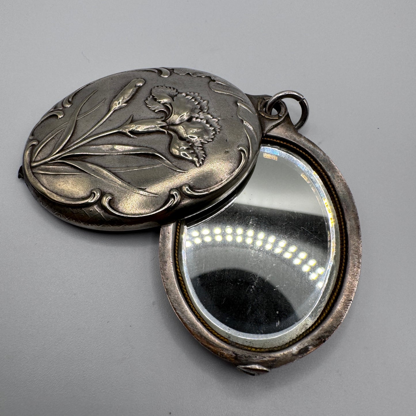 Miroir de poche ancien vers 1900