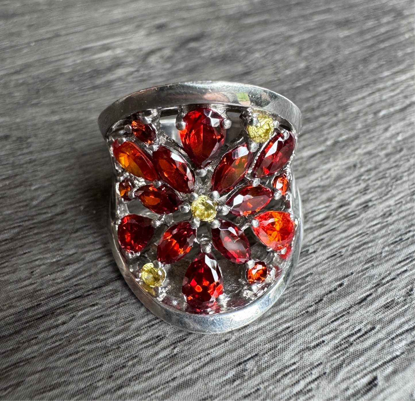 Bague en argent et pierres taillées