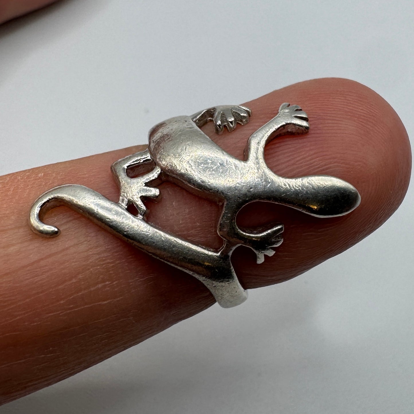 Bague en argent motif lézard