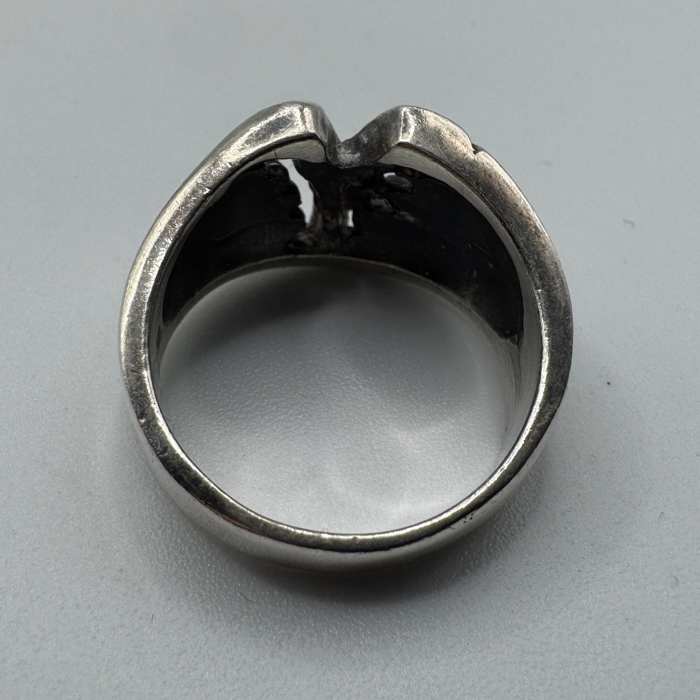 Bague en argent massif motif moderniste