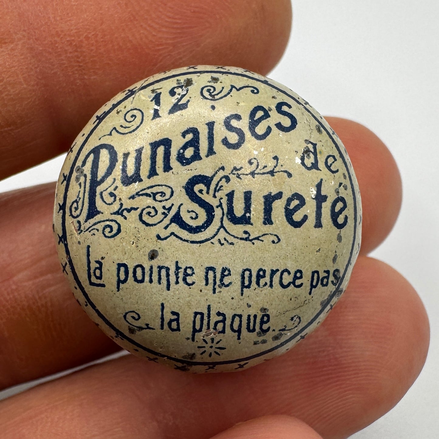 Petite boîte ancienne publicitaire en tôle lithographiée - « punaises de sûreté »